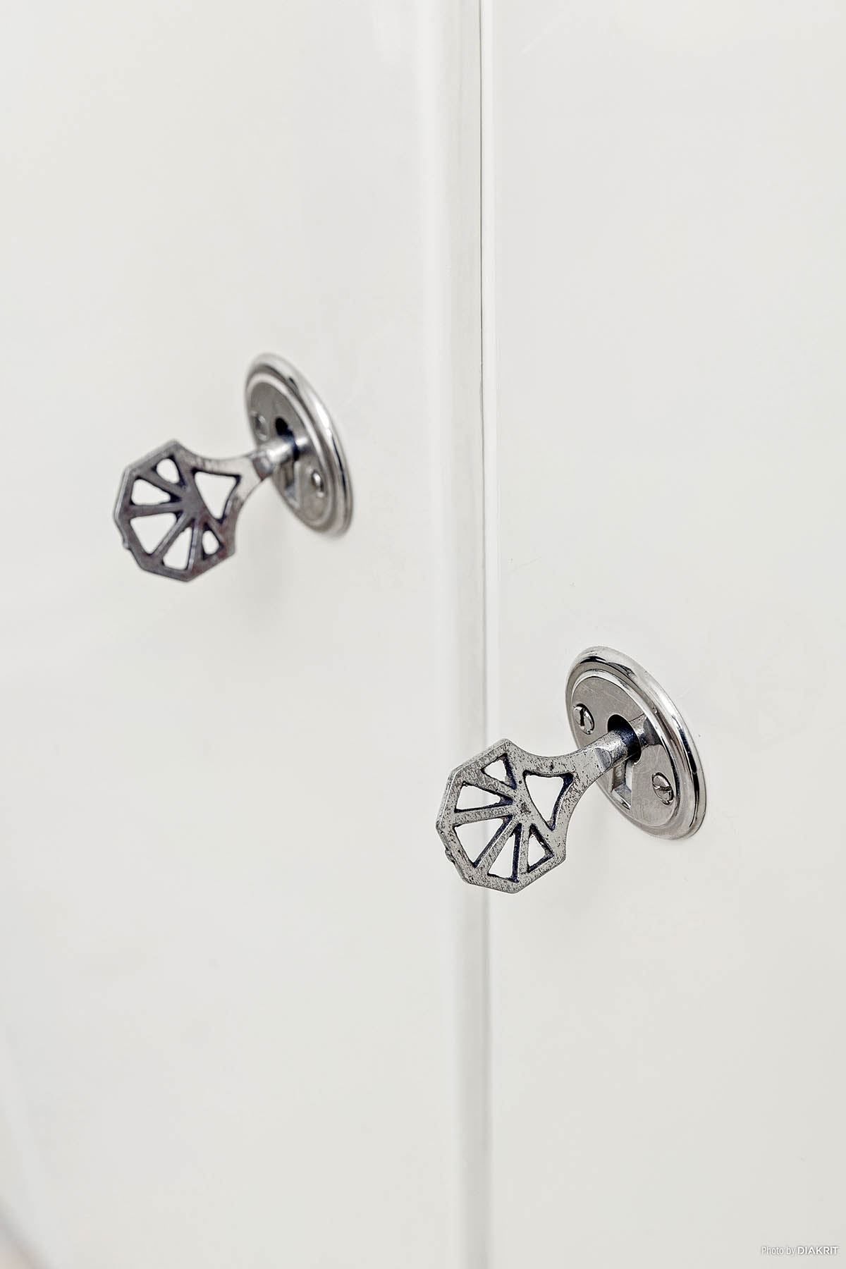 Inbyggda garderober i hallen med vackra beslag