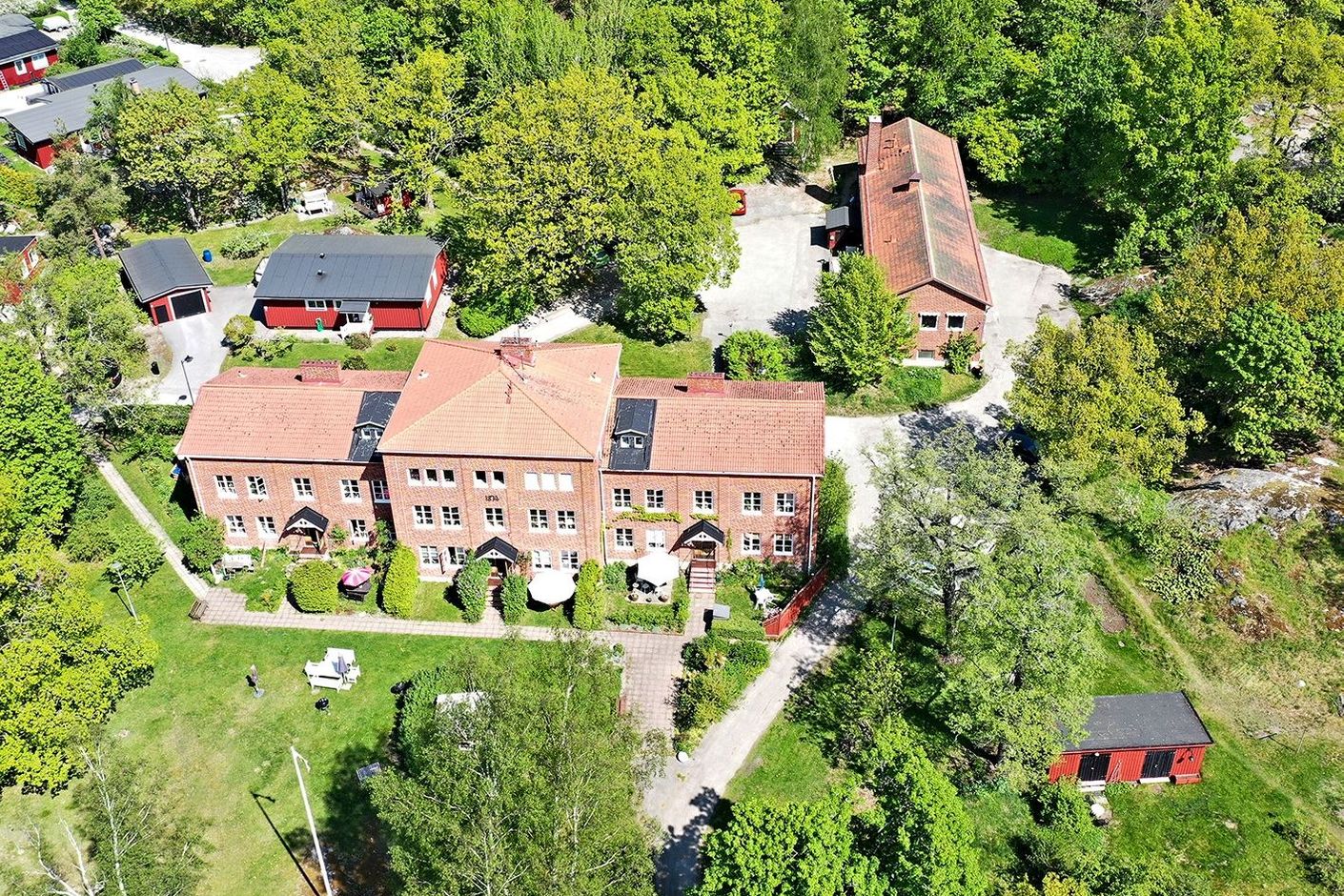 Hela föreningens fastighet med huset Höjden och Tvätteriet.