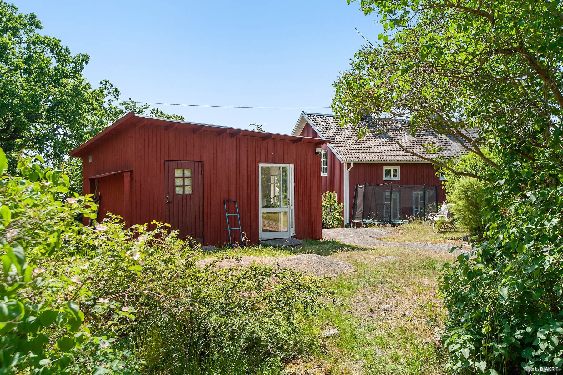 Tillhörande gästhus och förråd