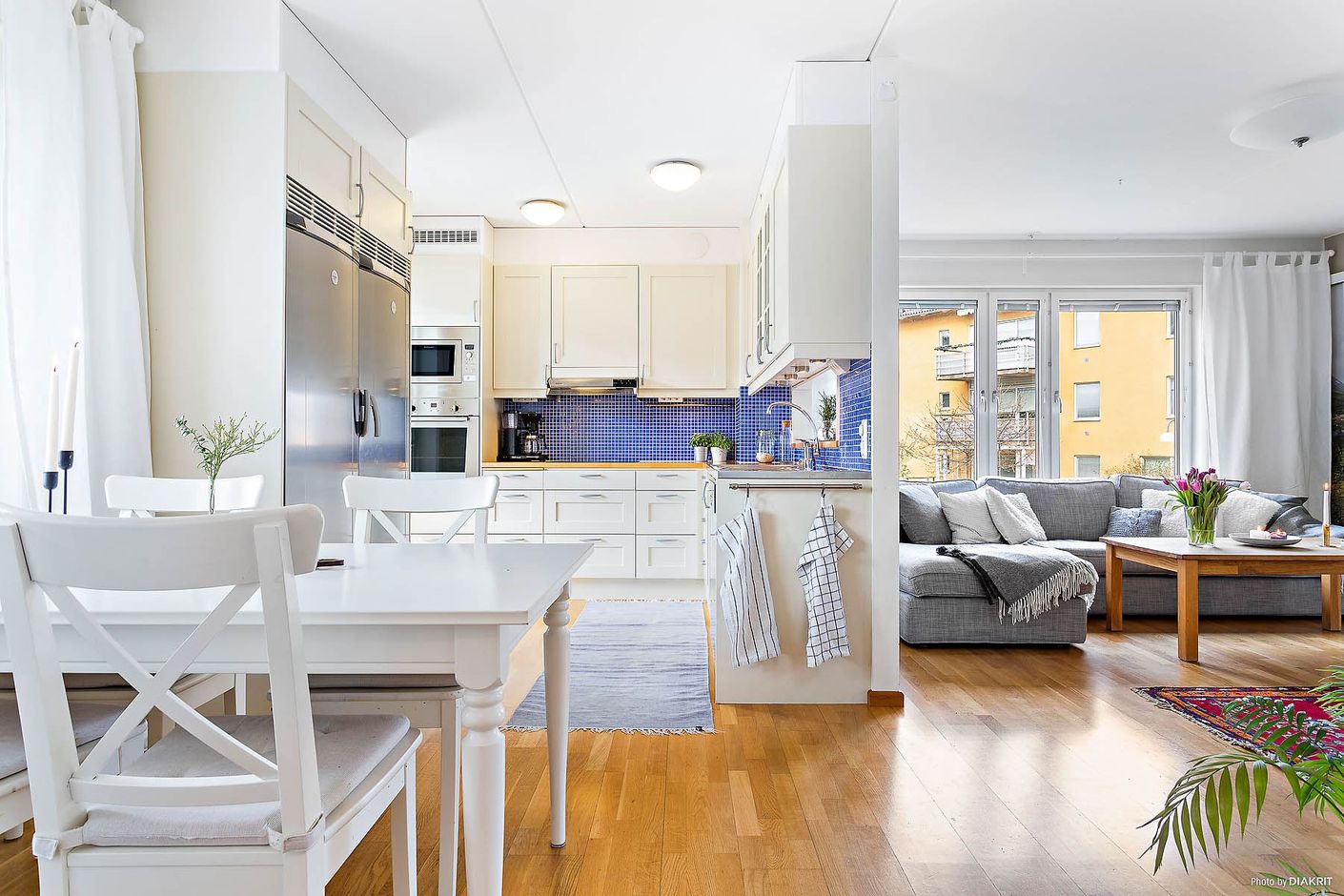 Halvöppen planlösning mellan kök/matplats och vardagsrum