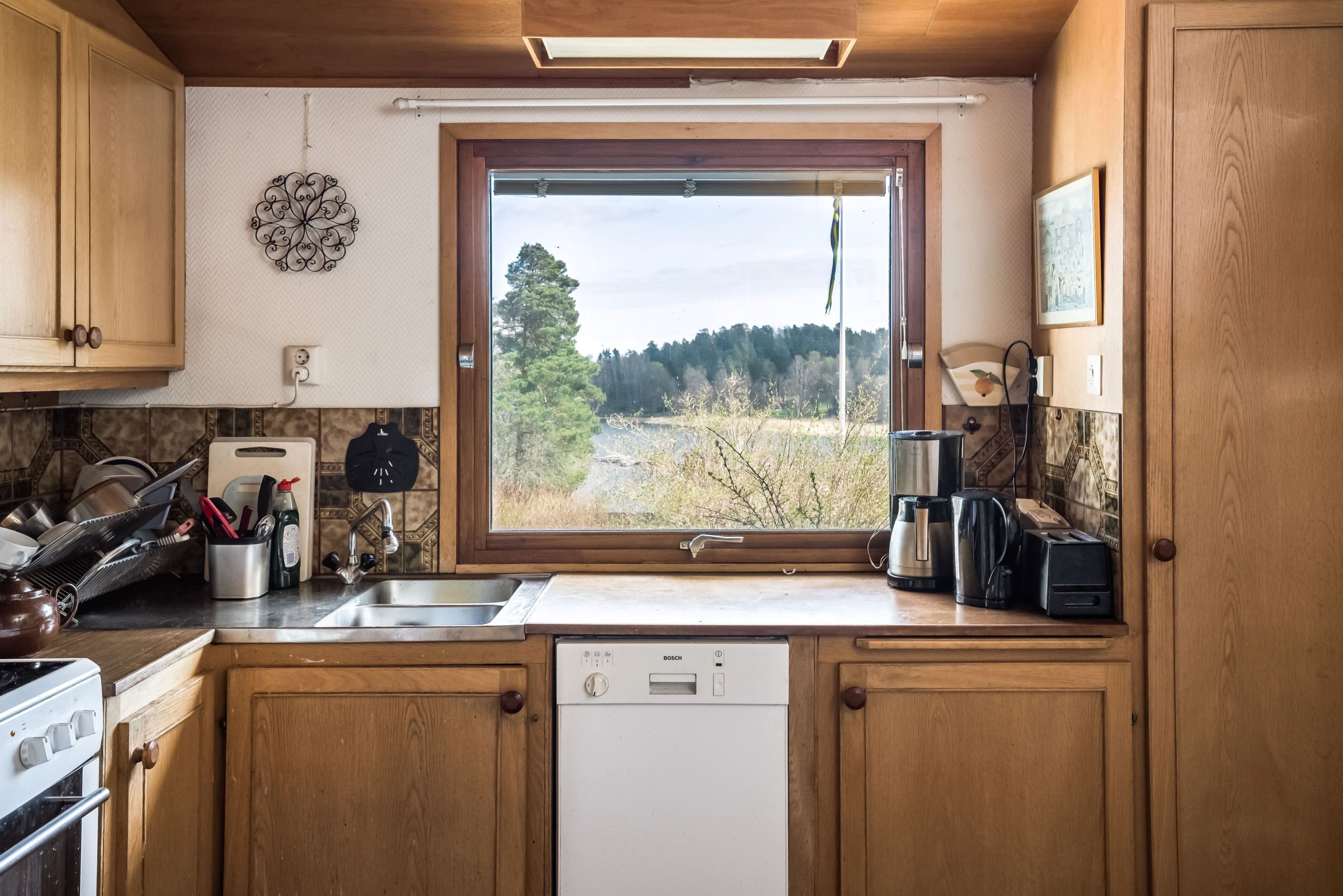 Kök med moderniseringsbehov- sjöutsikt