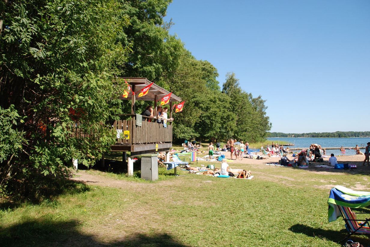 Glasskiosk vid badet