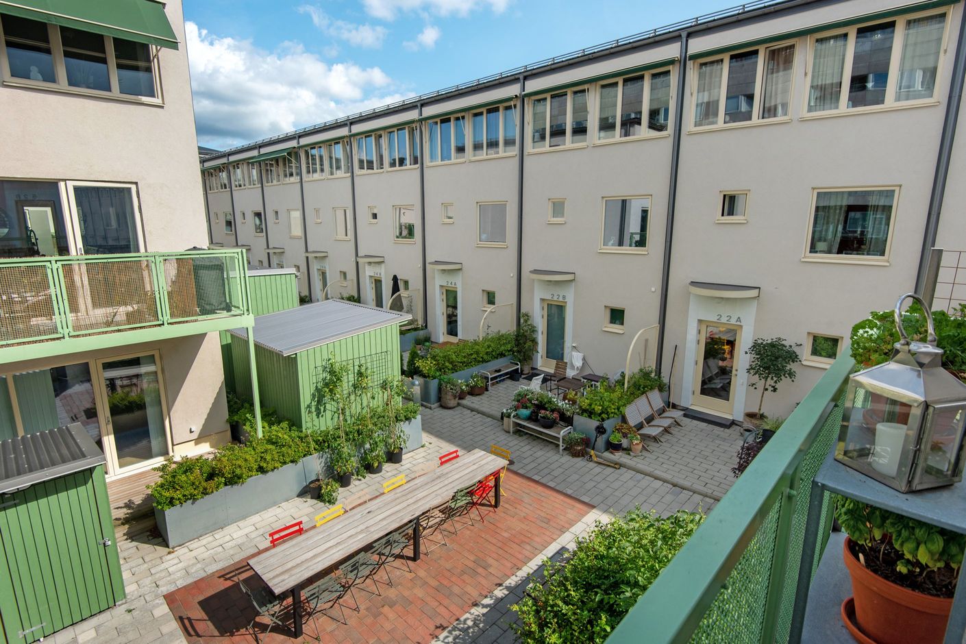 Urmysig innergård som bjuder in till umgänge och odling.