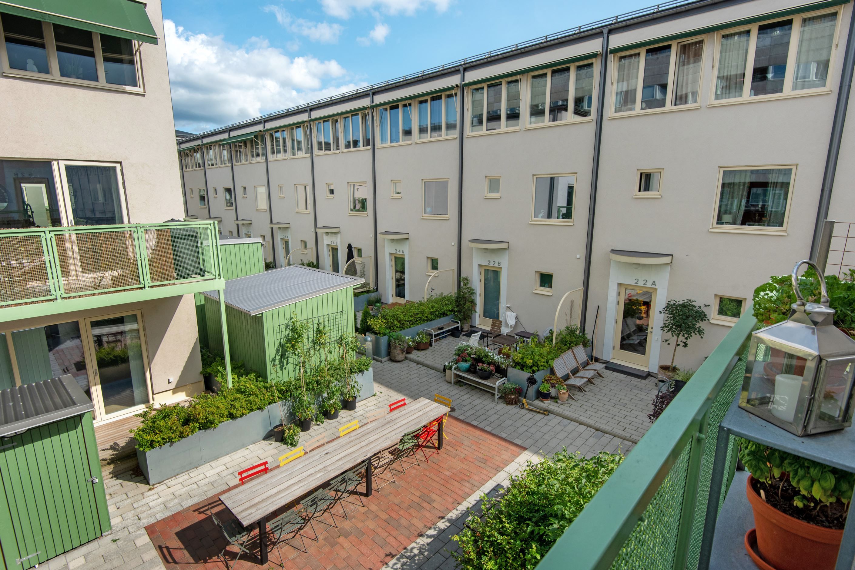 Urmysig innergård som bjuder in till umgänge och odling.