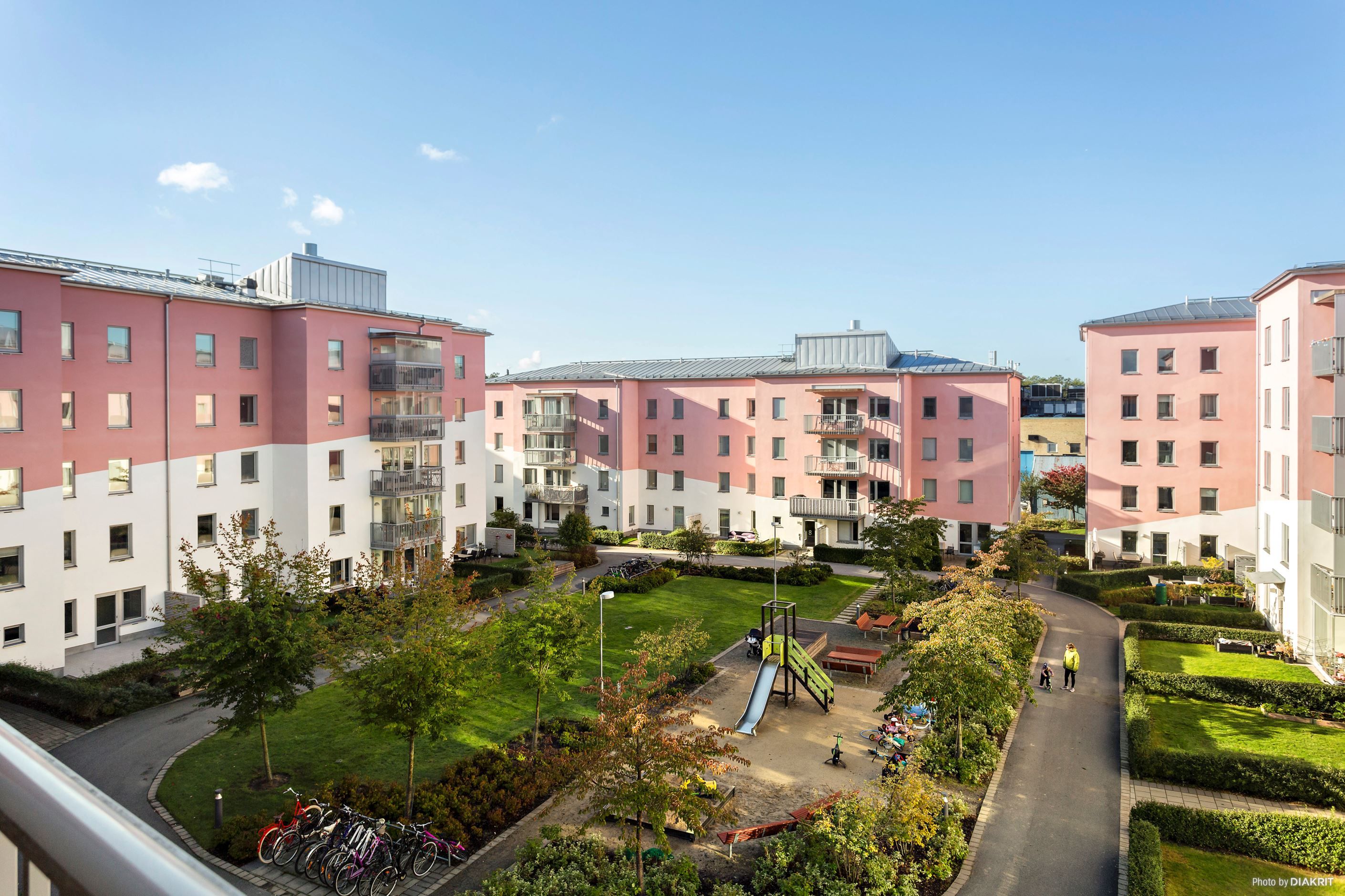 Högt och ljust västläge på balkongen.