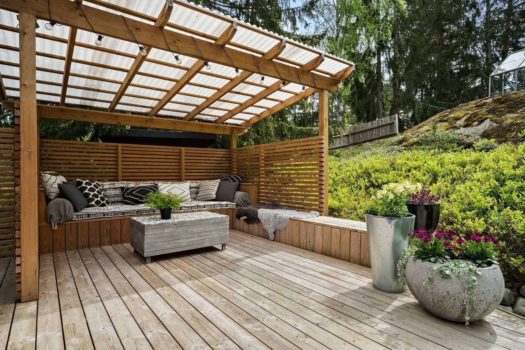 Fin pergola med platsbyggda sittbänkar