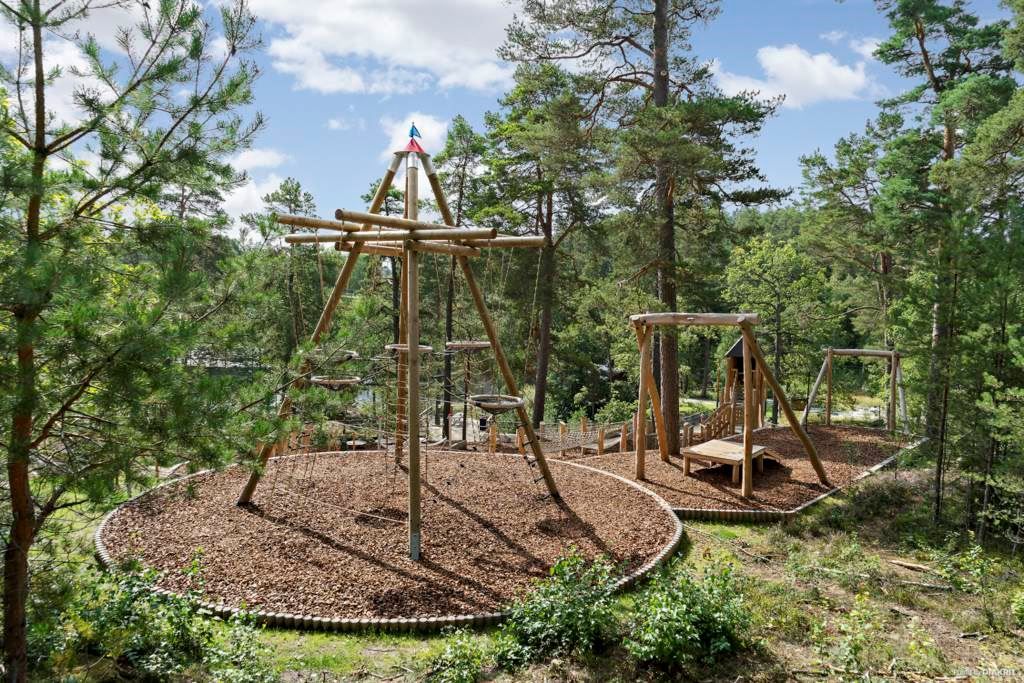 Lekpark vid Ösby Sjö
