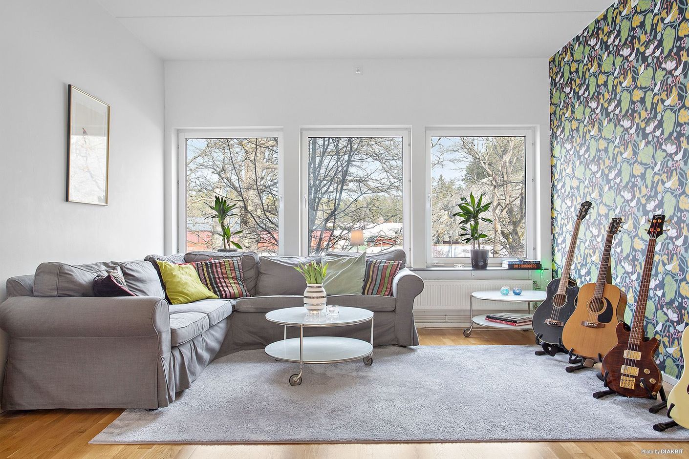 Vardagsrum med stort fönsterparti