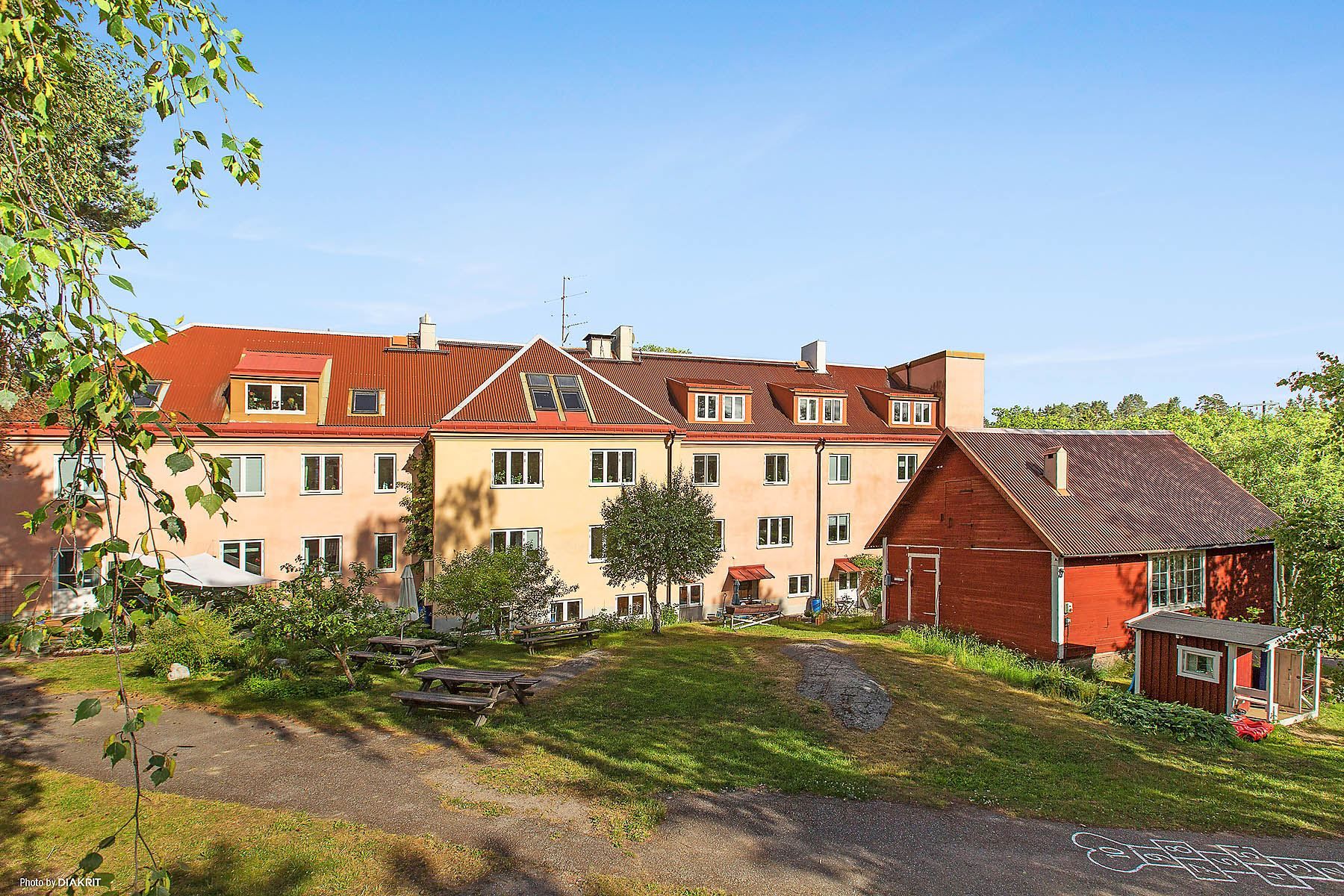 Brf Ängsviksgården (balkonger har tillkommit på vissa lägenheter)