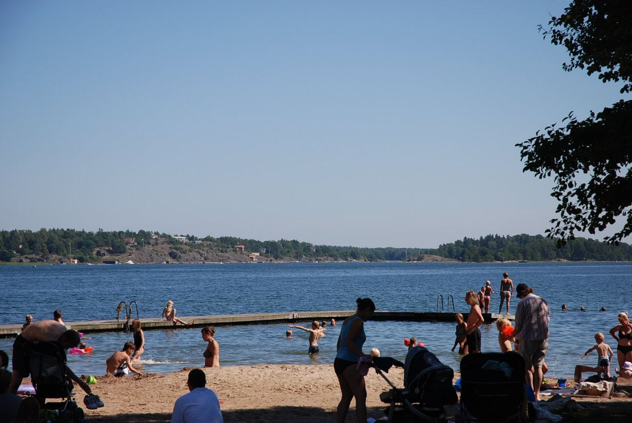 Härlig badplats med fina bryggor