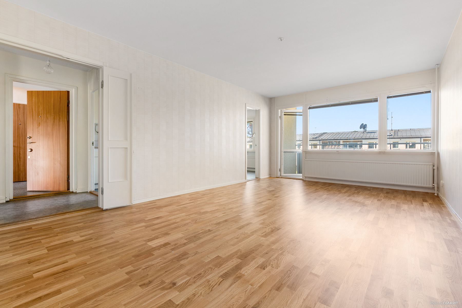 Stort rymligt vardagsrum med ekparkett