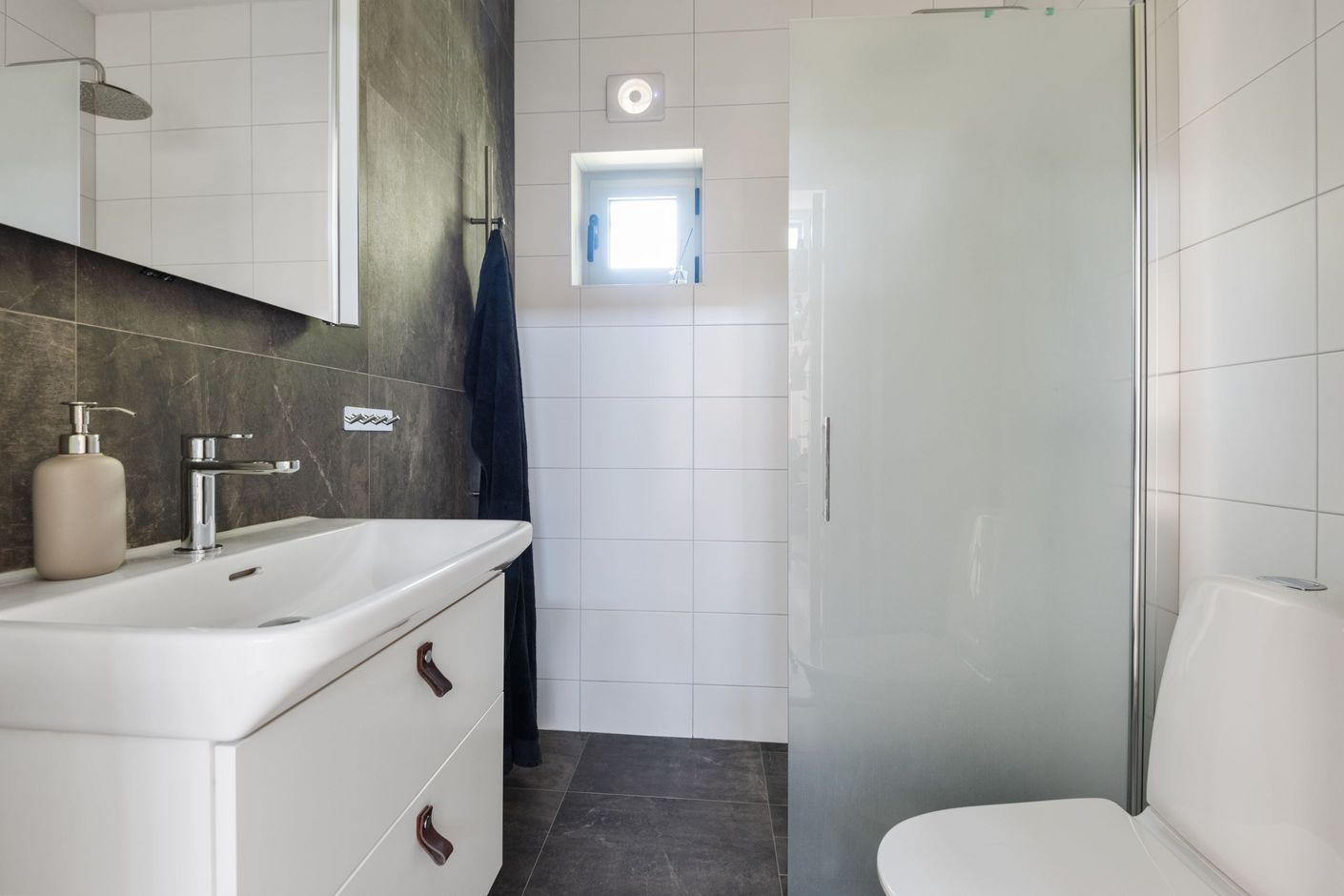 Badrum invid sovrummen