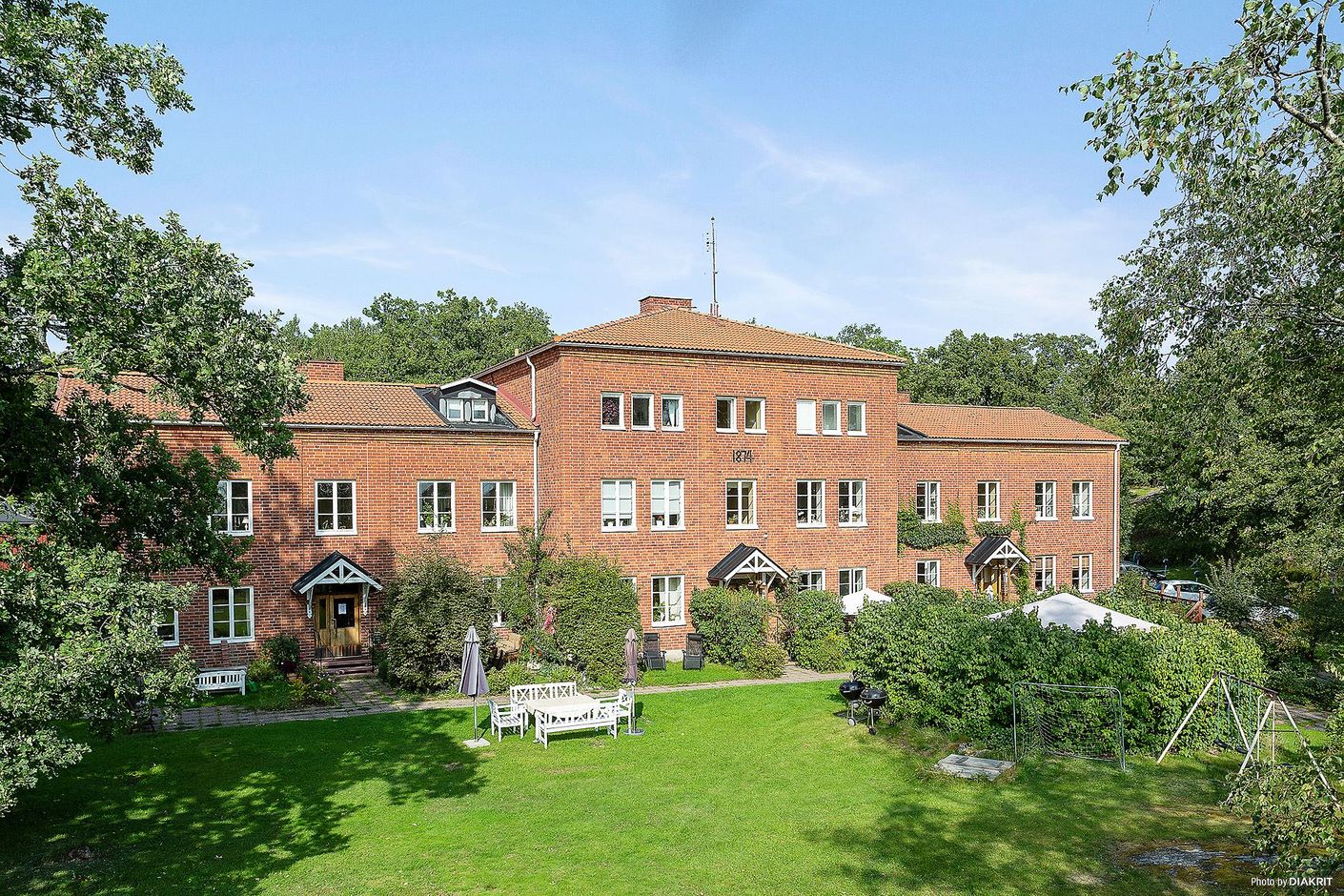Brf Höjden - Stor tomt, mycket låg belåning samt perfekt belägen i Gustavsberg