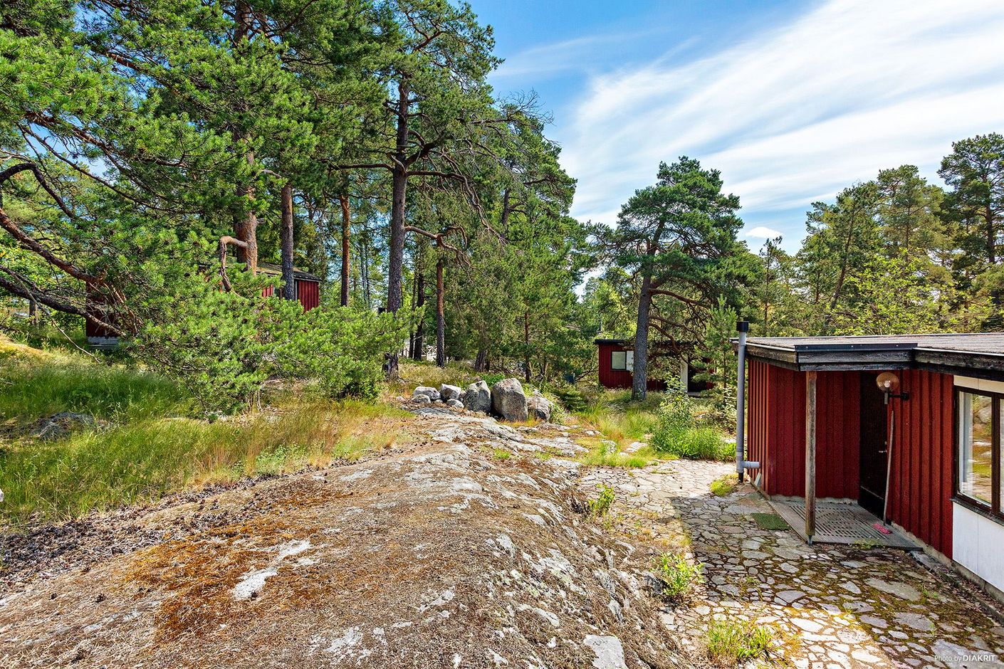 Gäststugor, förråd och huvudbyggnad