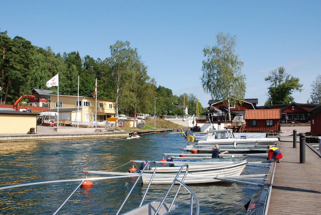 Strömma kanalbar med båtbryggor