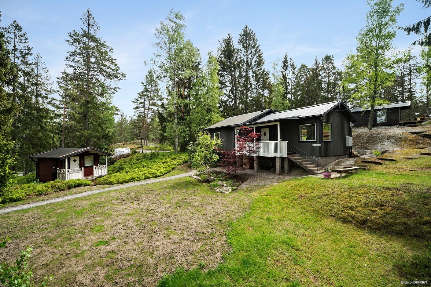 Förråd, huvudbyggnad och gäststuga