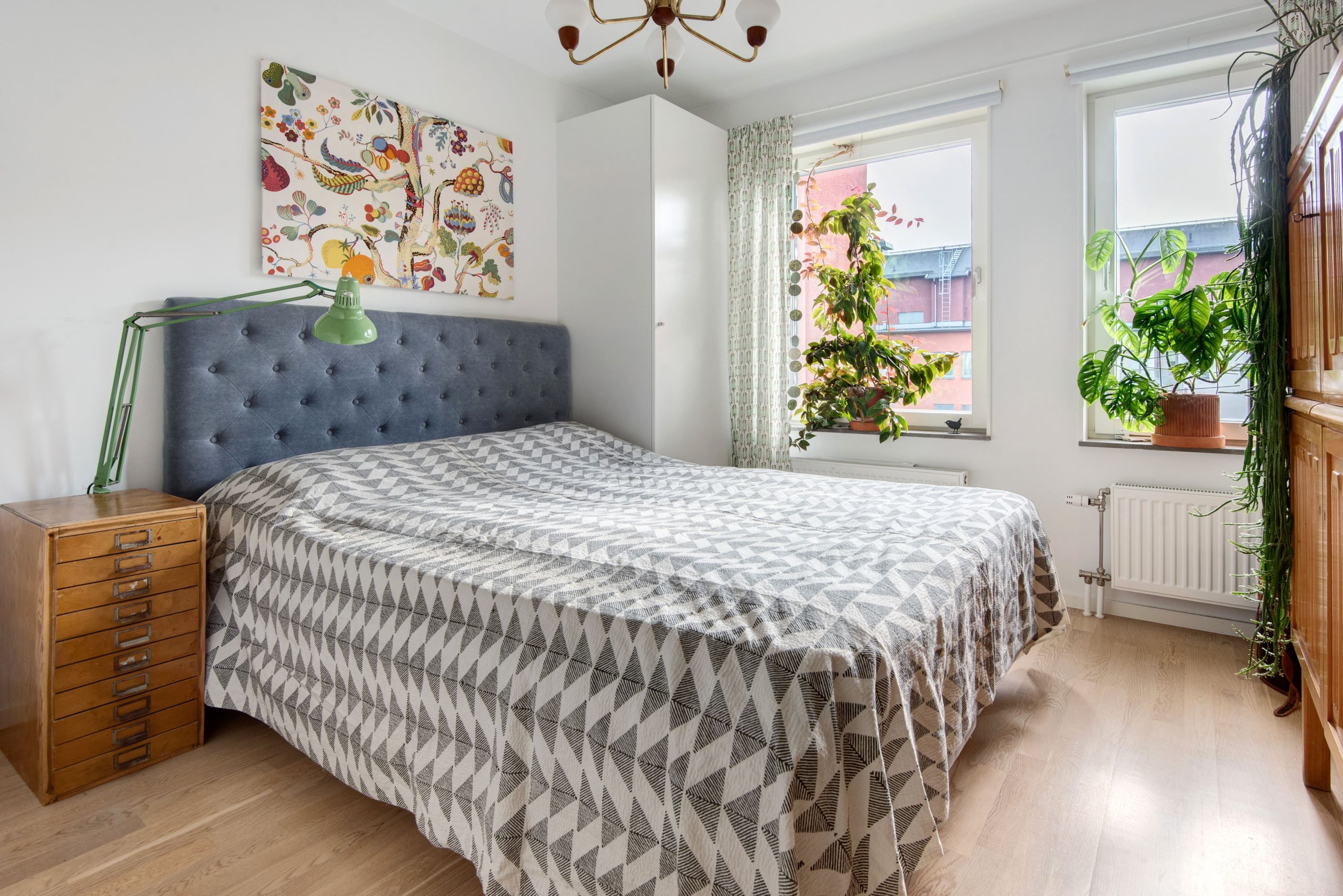 Två fönster i båda sovrummen