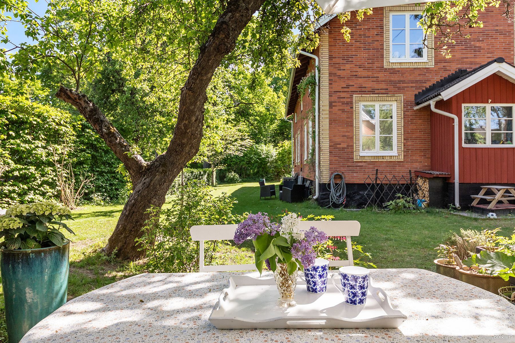 Egen uteplats i trädgården med sol till kvällen.