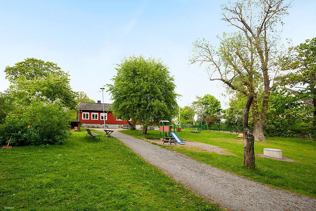 Idylliska förskolan Blomkulan belägen på sluttning ner mot viken