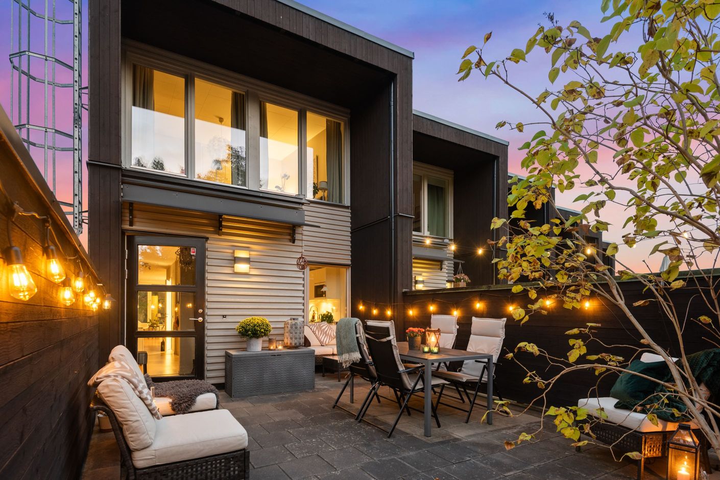 Högt upp på gatan, innergård i sydväst och vacker arkitektur!