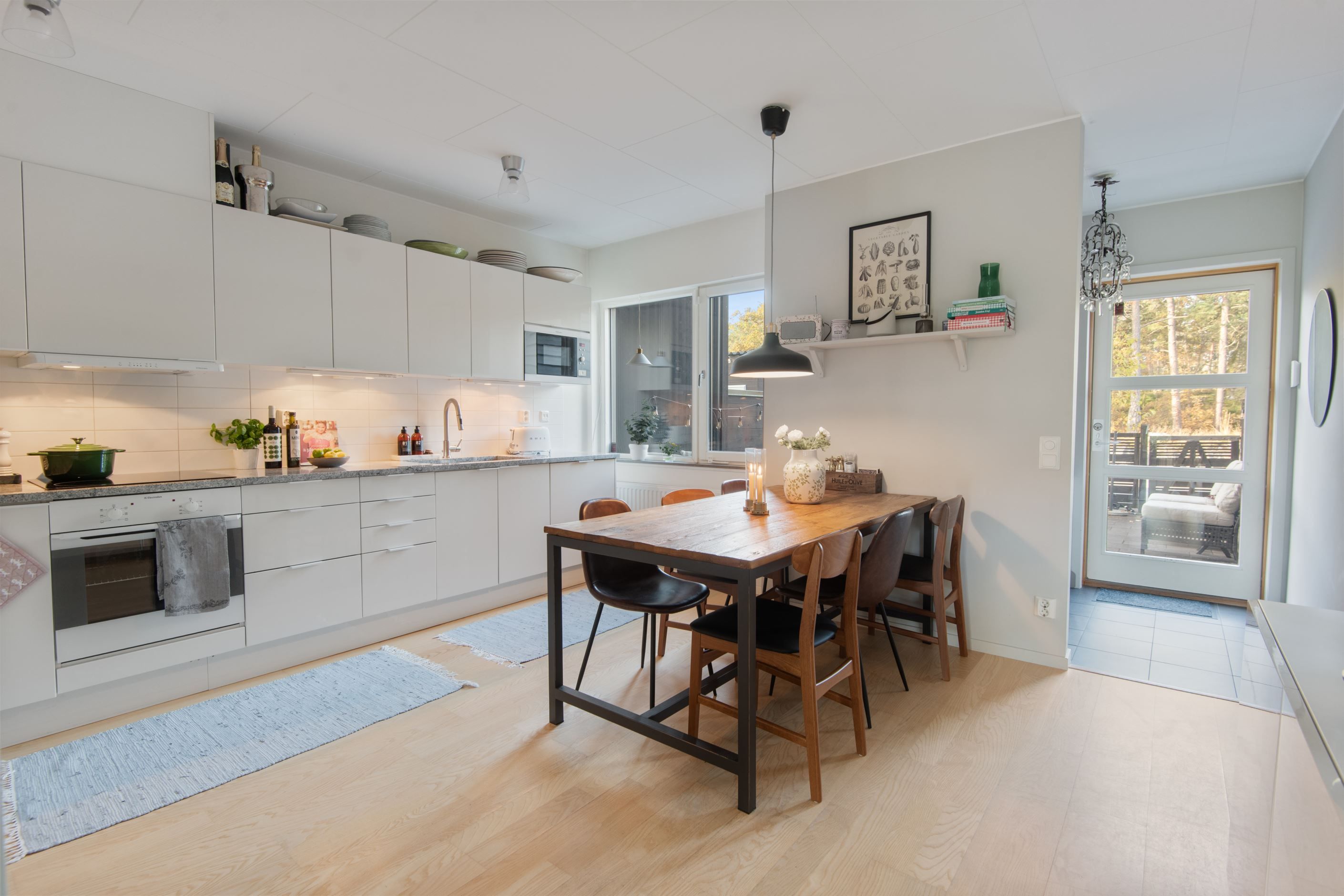Snyggt stilrent kök med plats för stort matbord