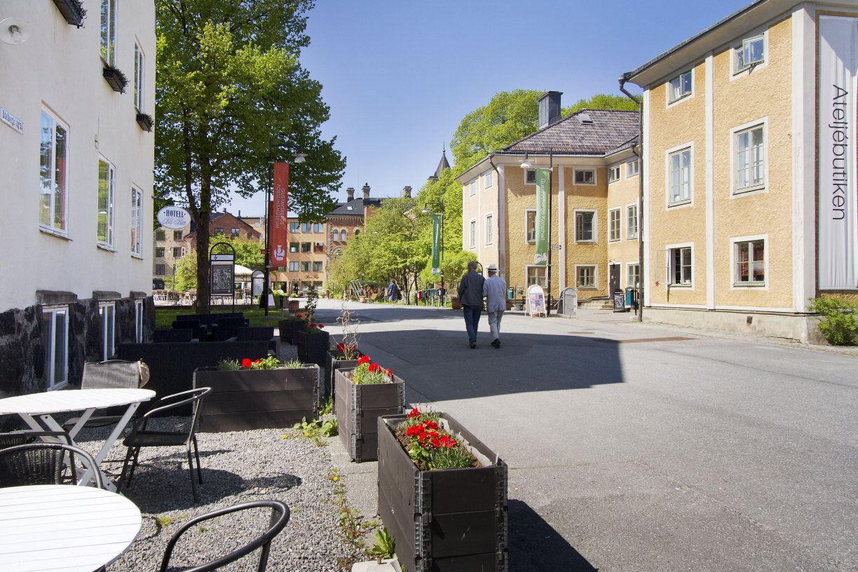 Mysiga promenadstråk mellan de äldre husen