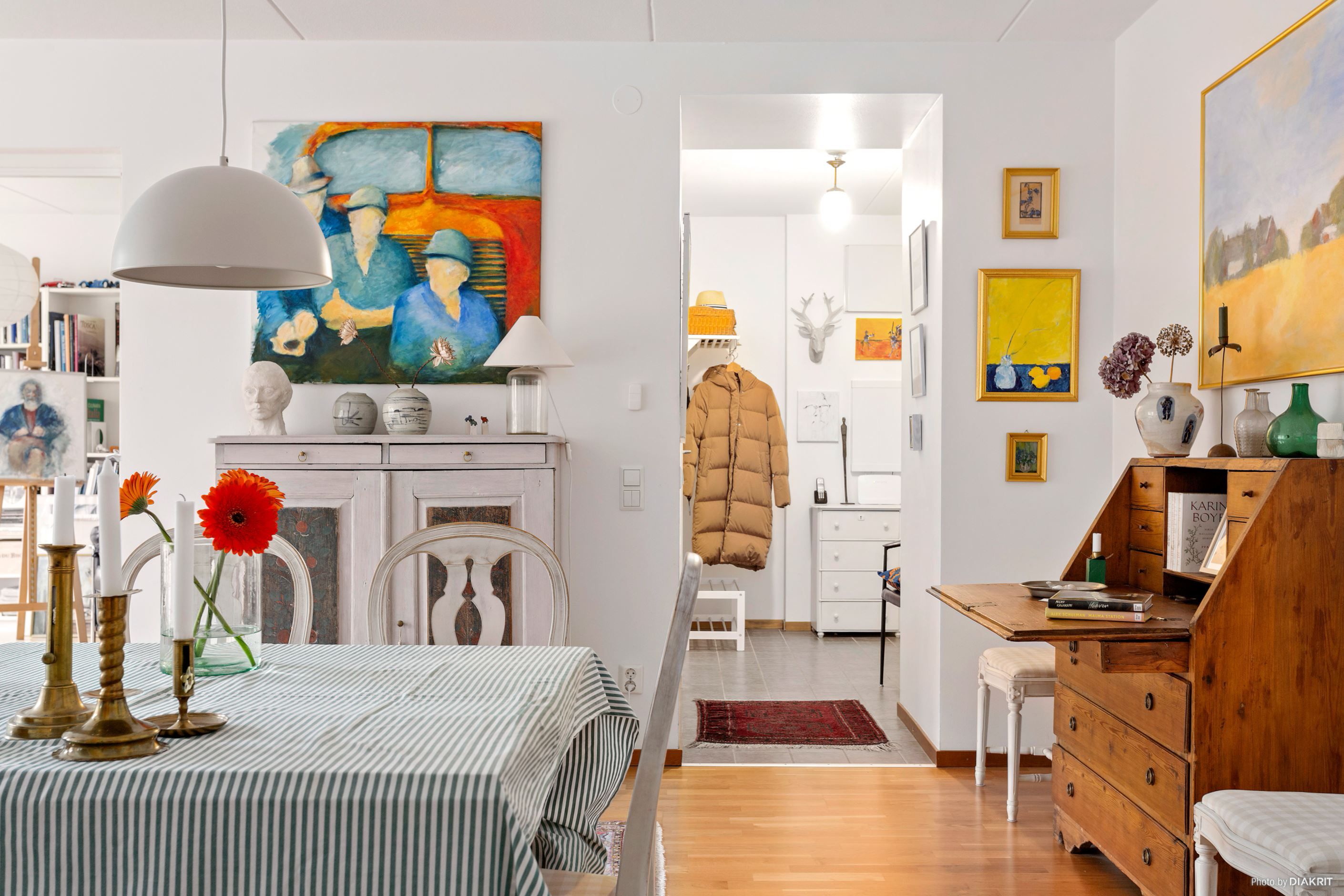 Vardagsrummetmot hall och sovrum /atelje på vänster sida