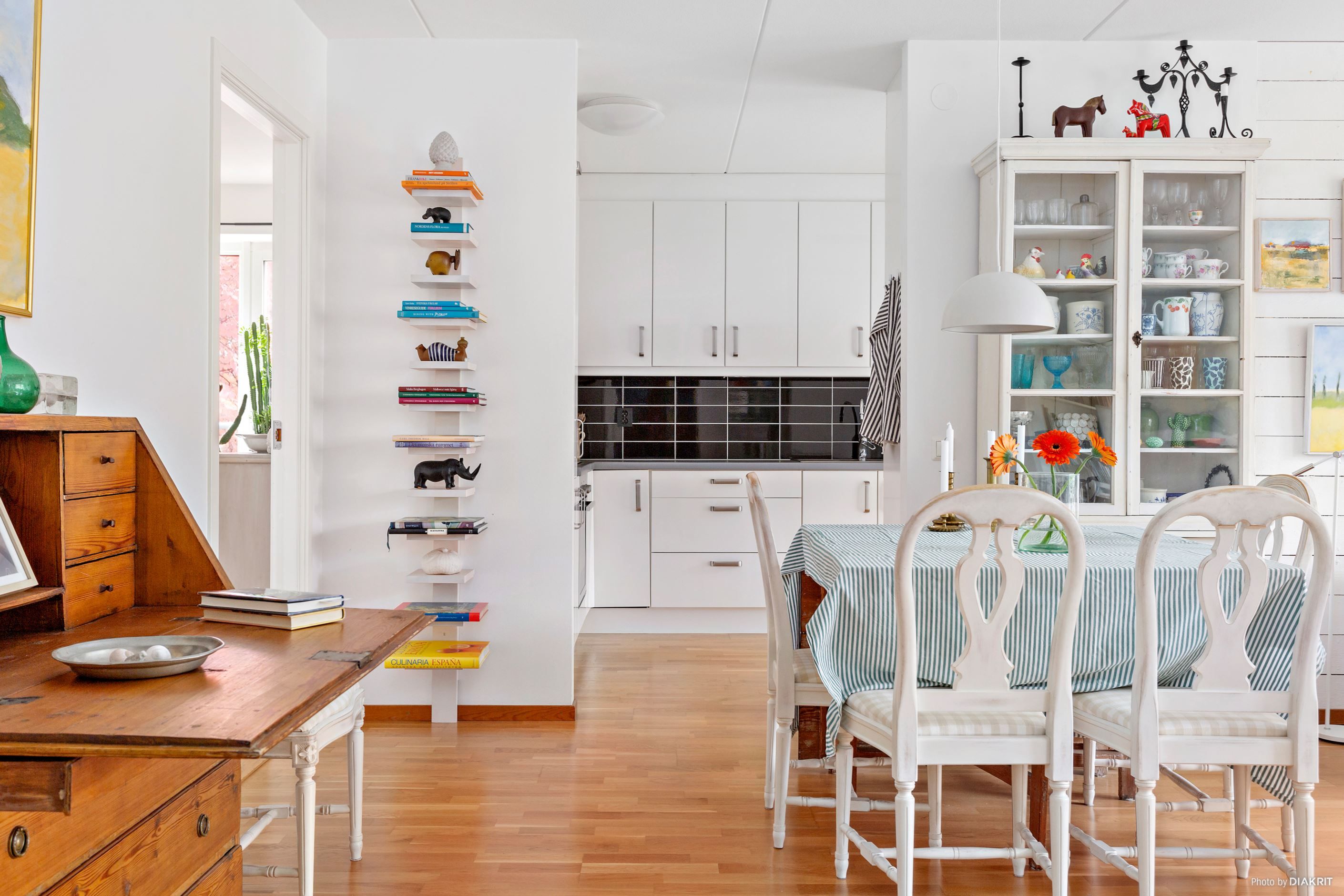 Från matplatsen masterbedroom till vänster och köket rakt fram med lilla sovrummet innan för