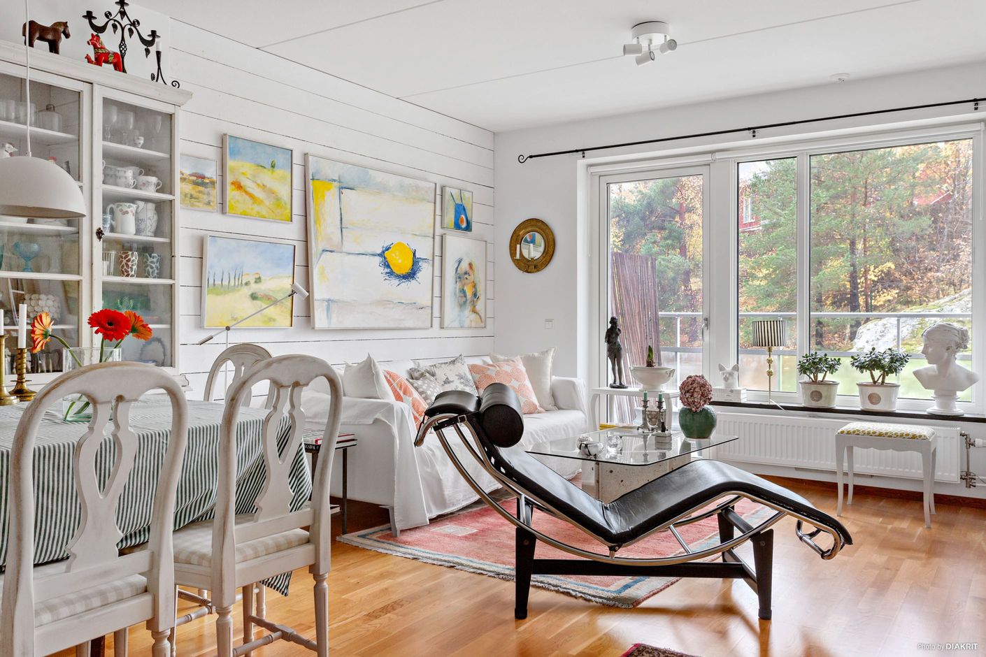 Vardagsrum med matplats