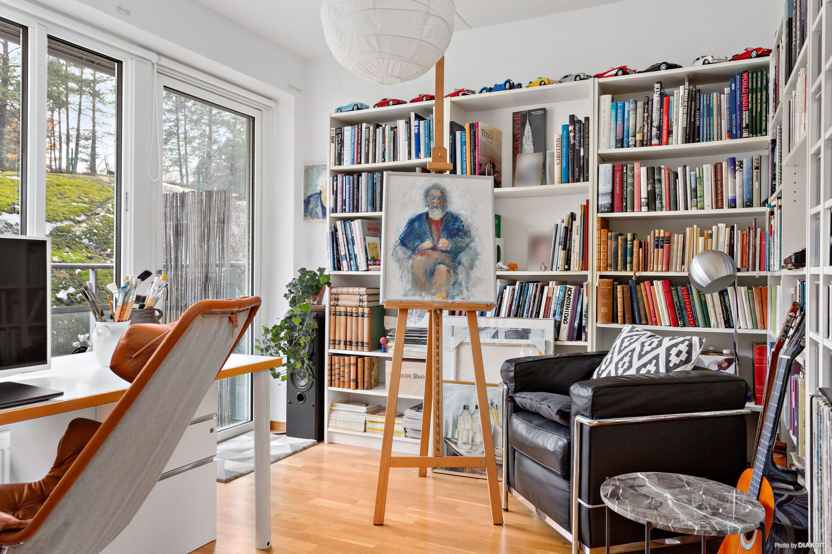 Sovrum med utgång till balkong i sydväst