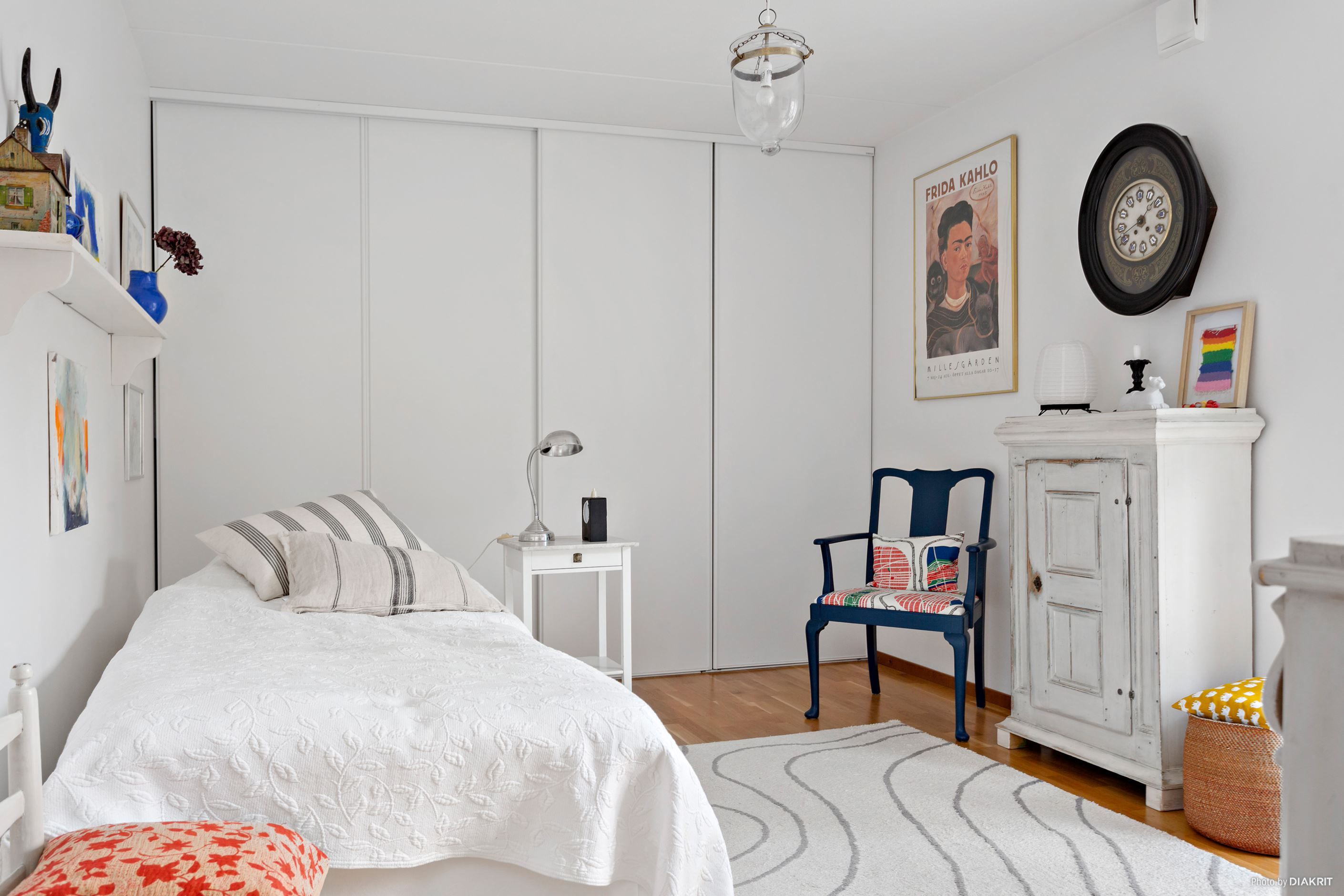 Masterbedroom med fransk balkong och hel garderobsvägg