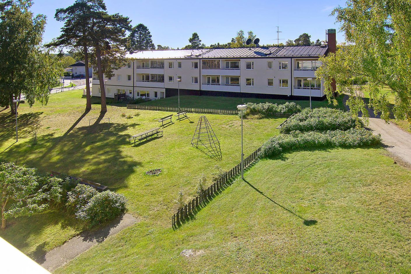 Föreningen har stora grönskande gårdar