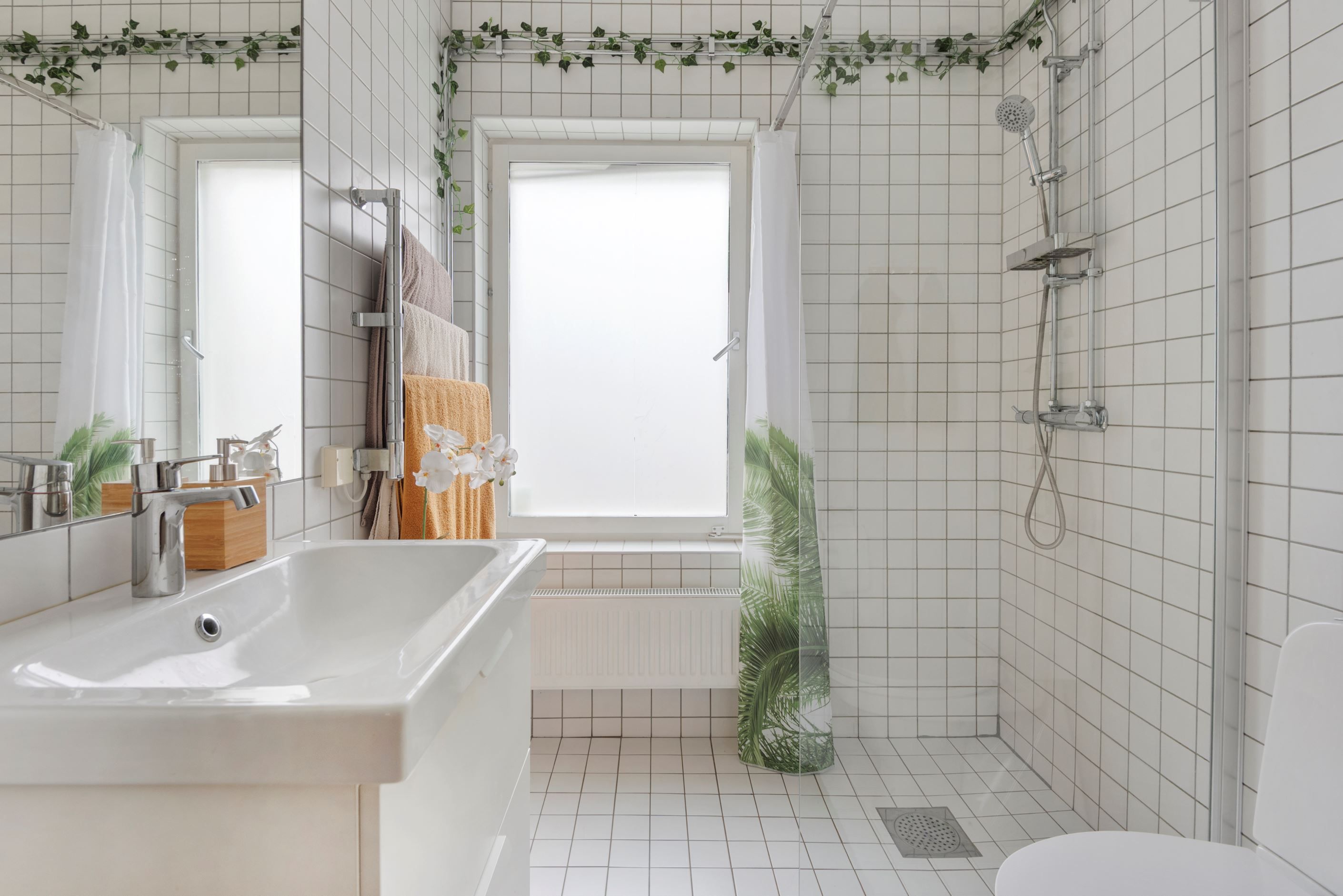 Badrum invid entrén med dusch