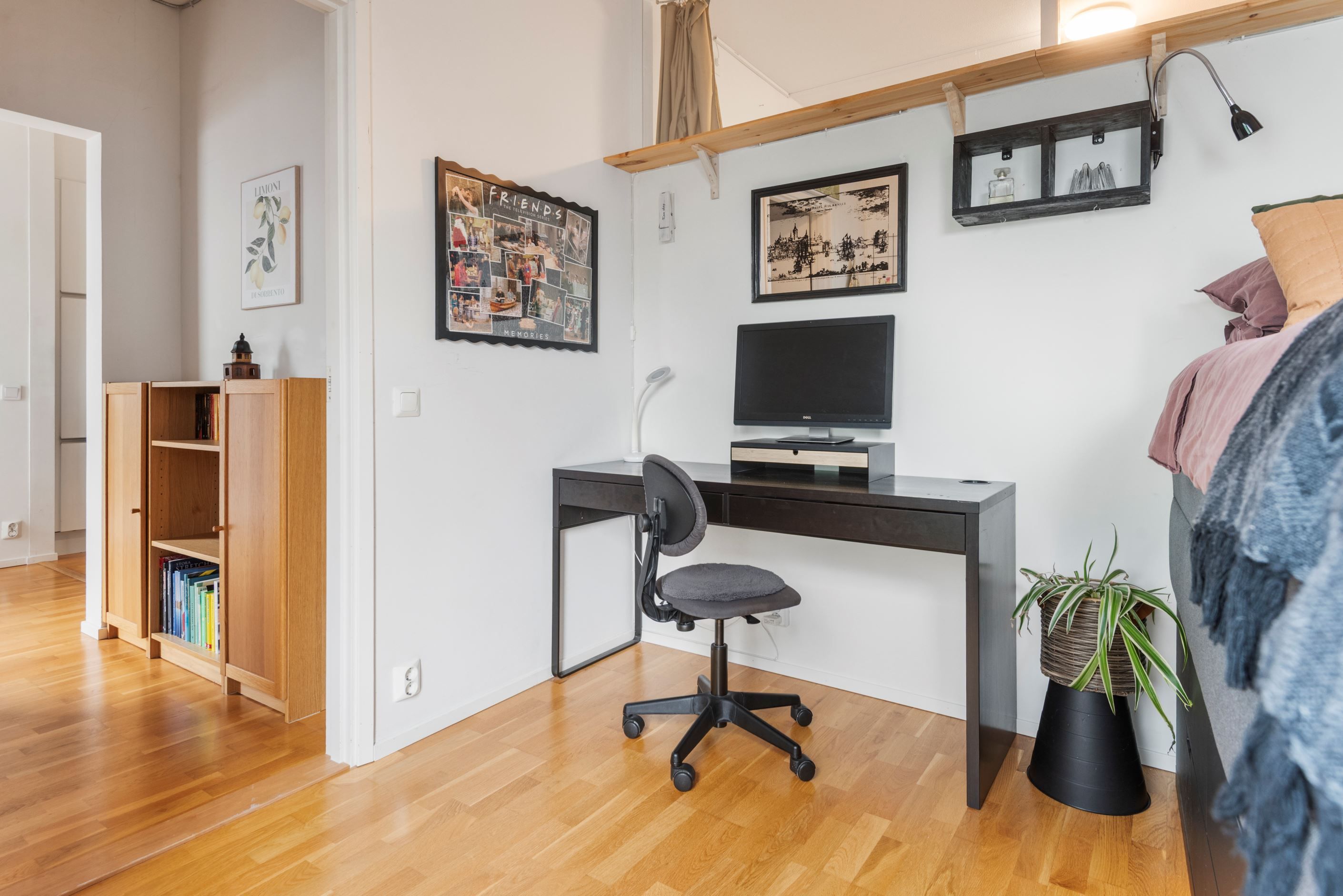 Arbetshörna i sovrum 3 mot arbetshörna i hall/passage