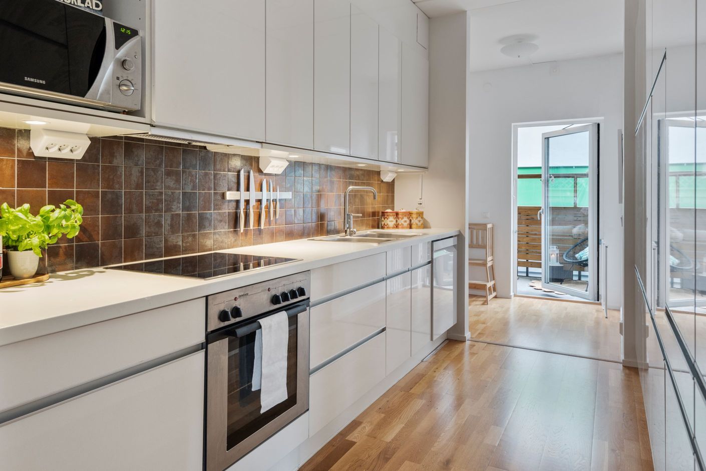 Kök med förvaring på båda sidor