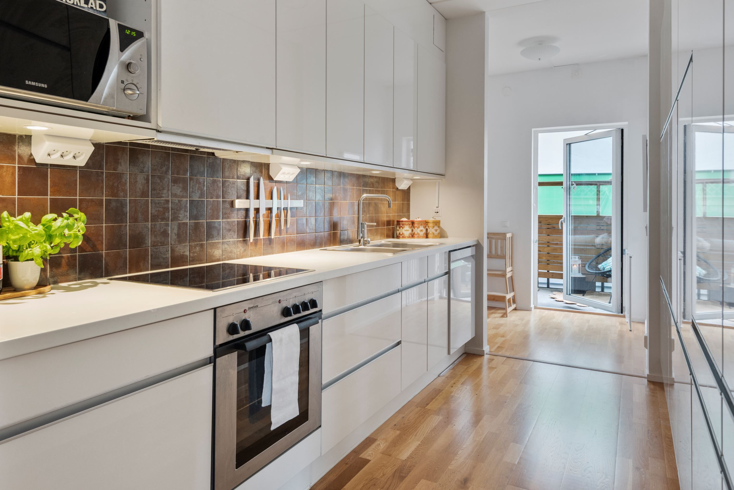 Kök med förvaring på båda sidor