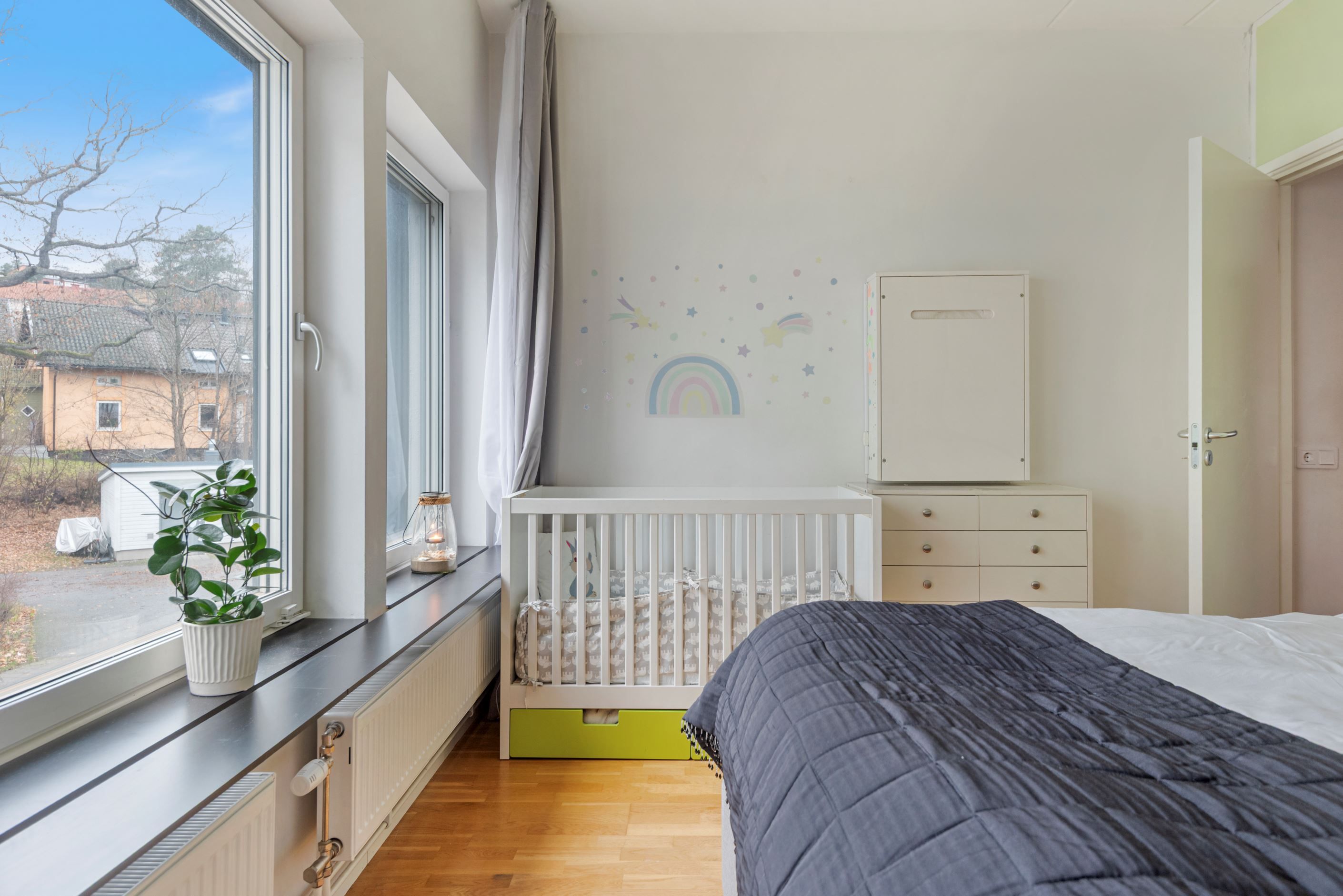 Masterbedroom med plats för både spjälsängen och skötbordet