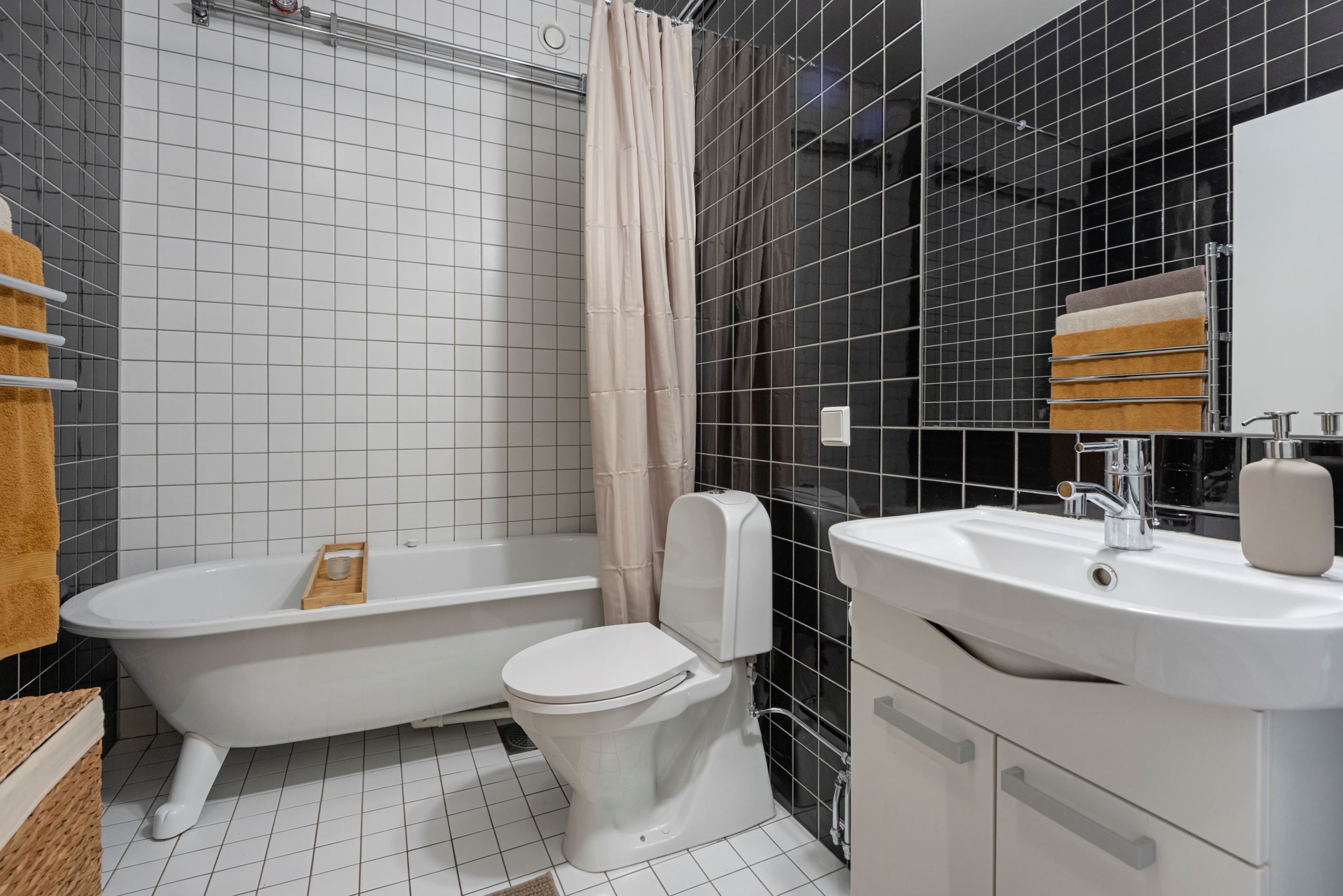 i passagen vid sovrummen helkaklat badrum med badkar