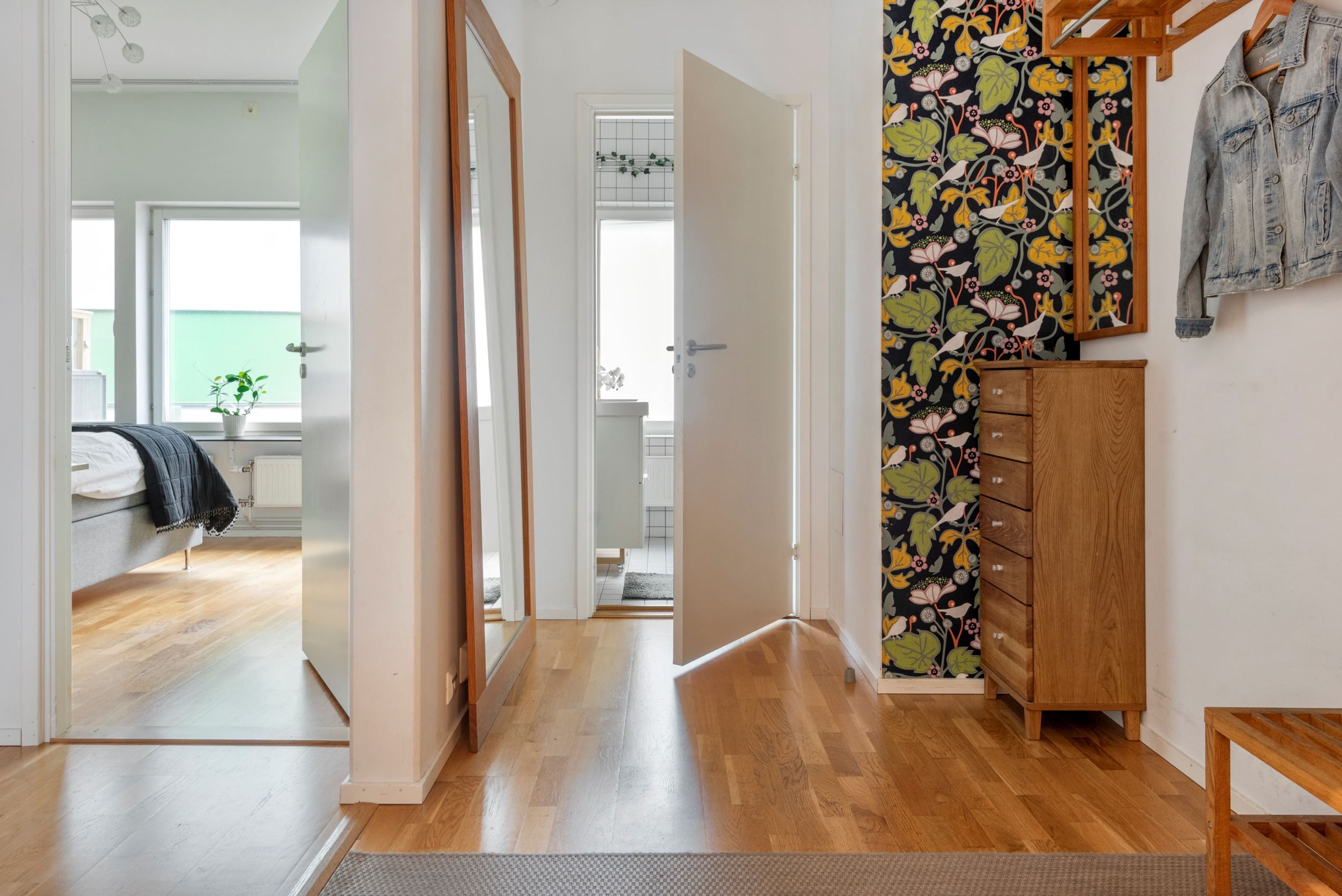 Entréhall mot badrum och masterbedroom