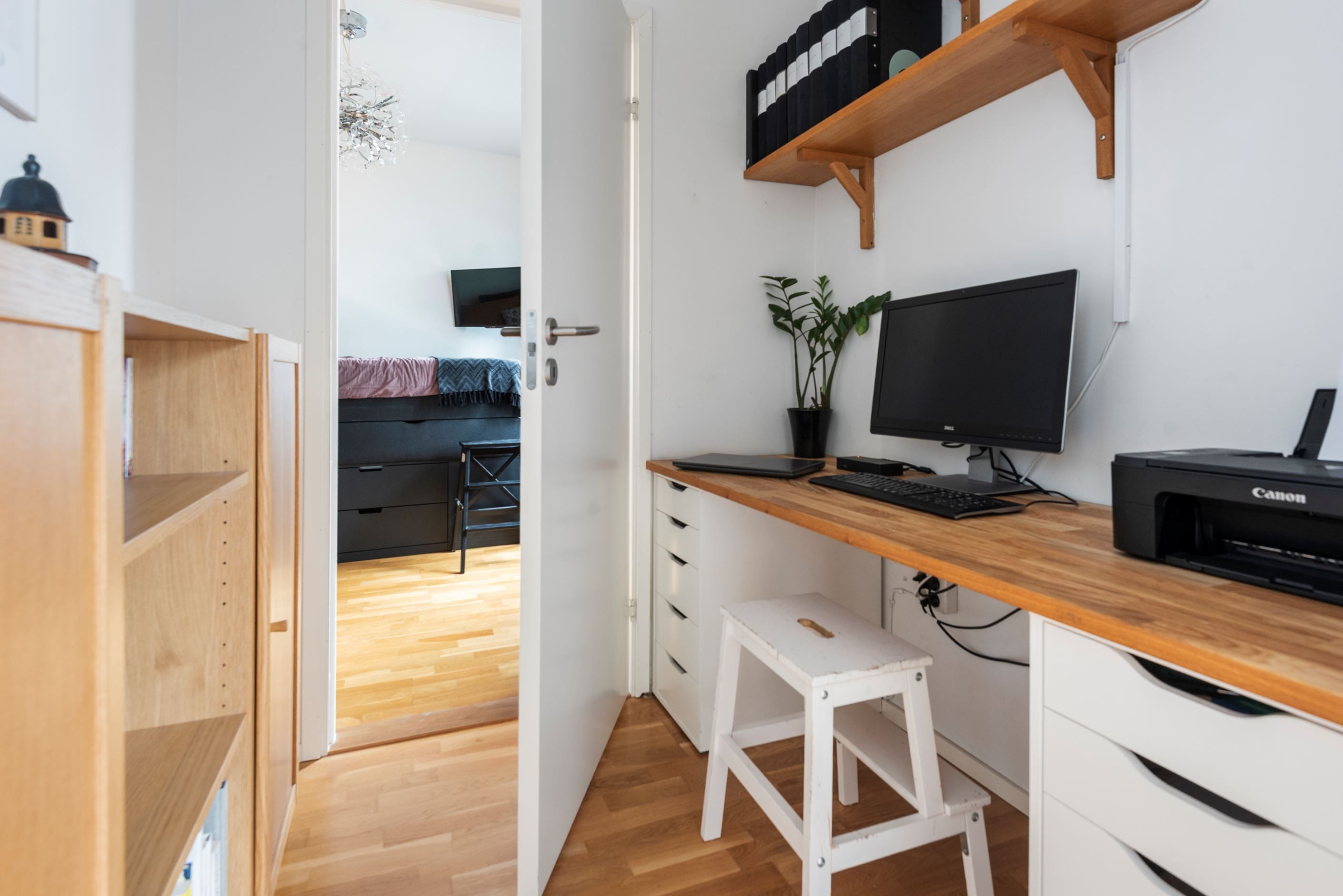 Arbetshörna i hall/passage bakom köket invid balkongen