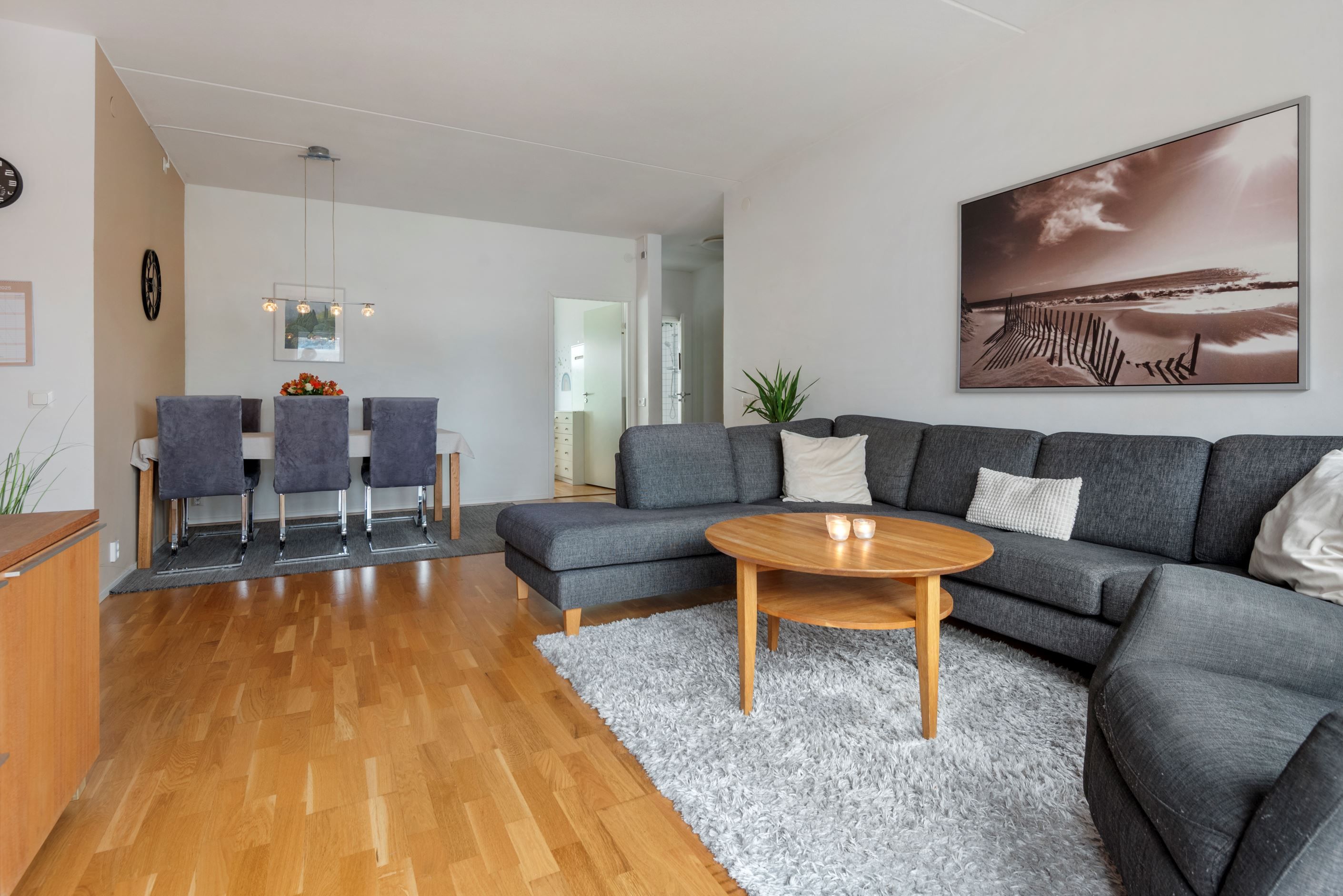 Enormt vardagsrum med matplats och stort fönsterparti