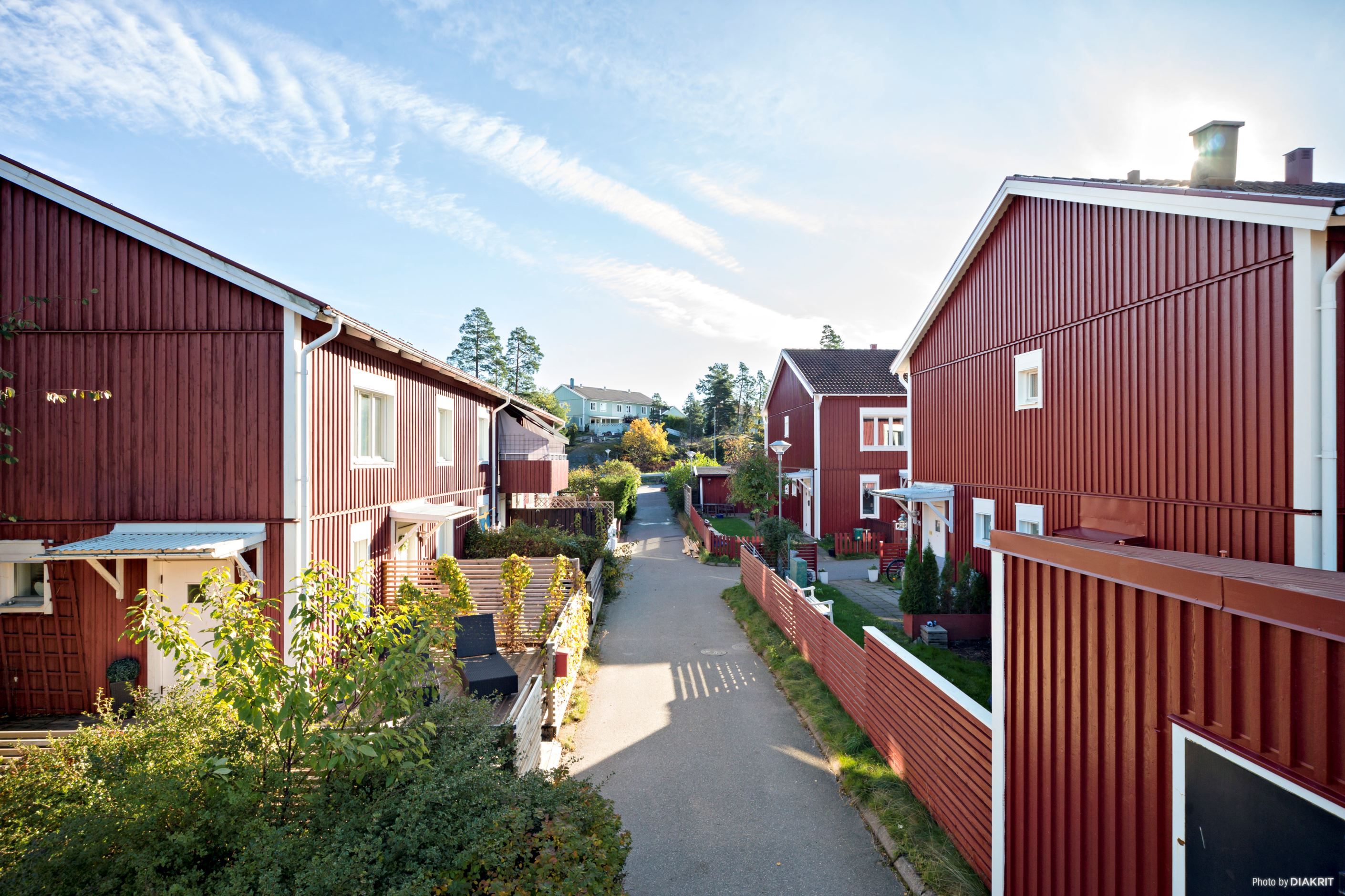 Bilfria Strömstarevägen - soligt, lummigt och inbjudande.