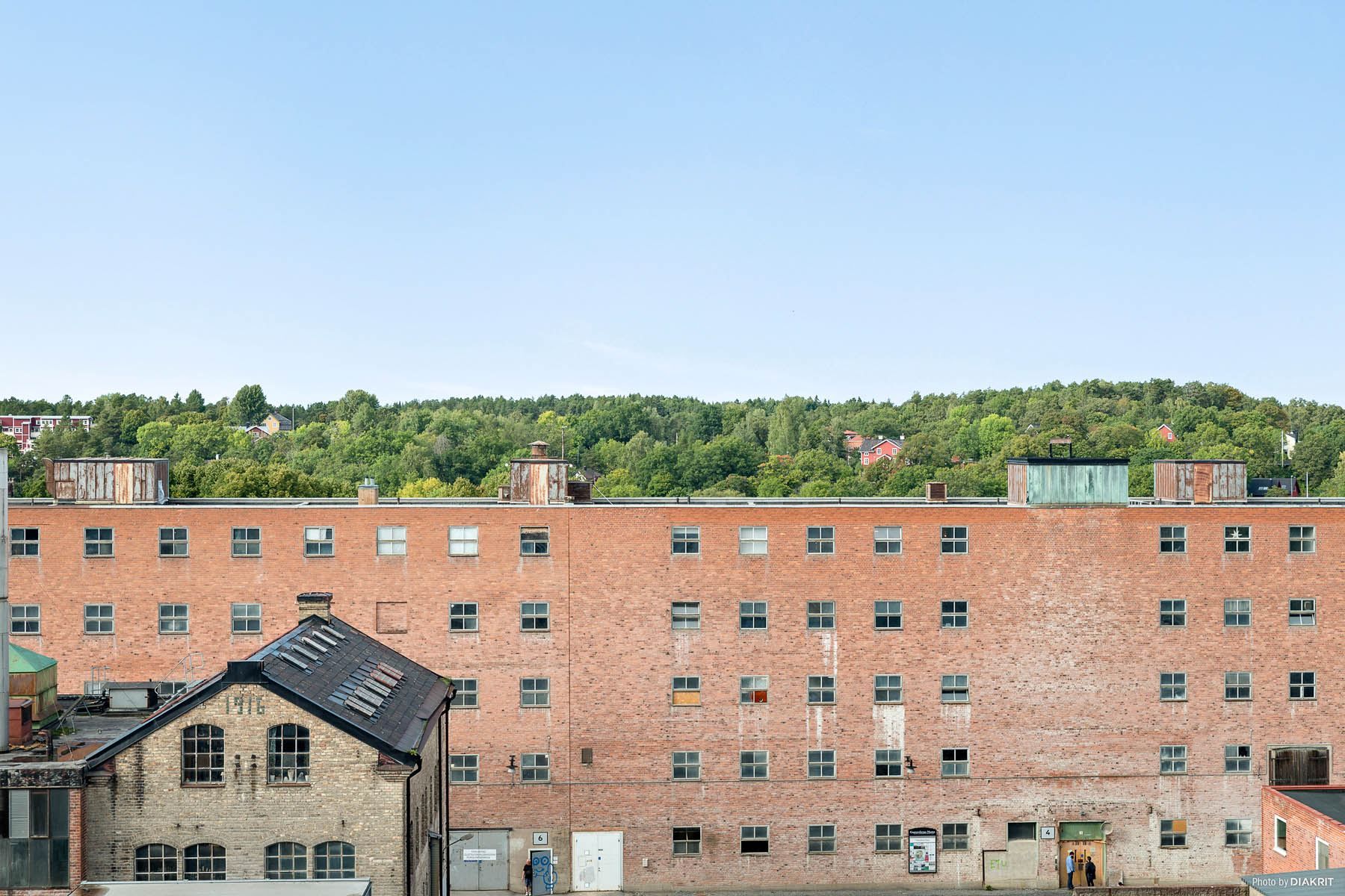 Närliggande ateljehus i klassisk industristil