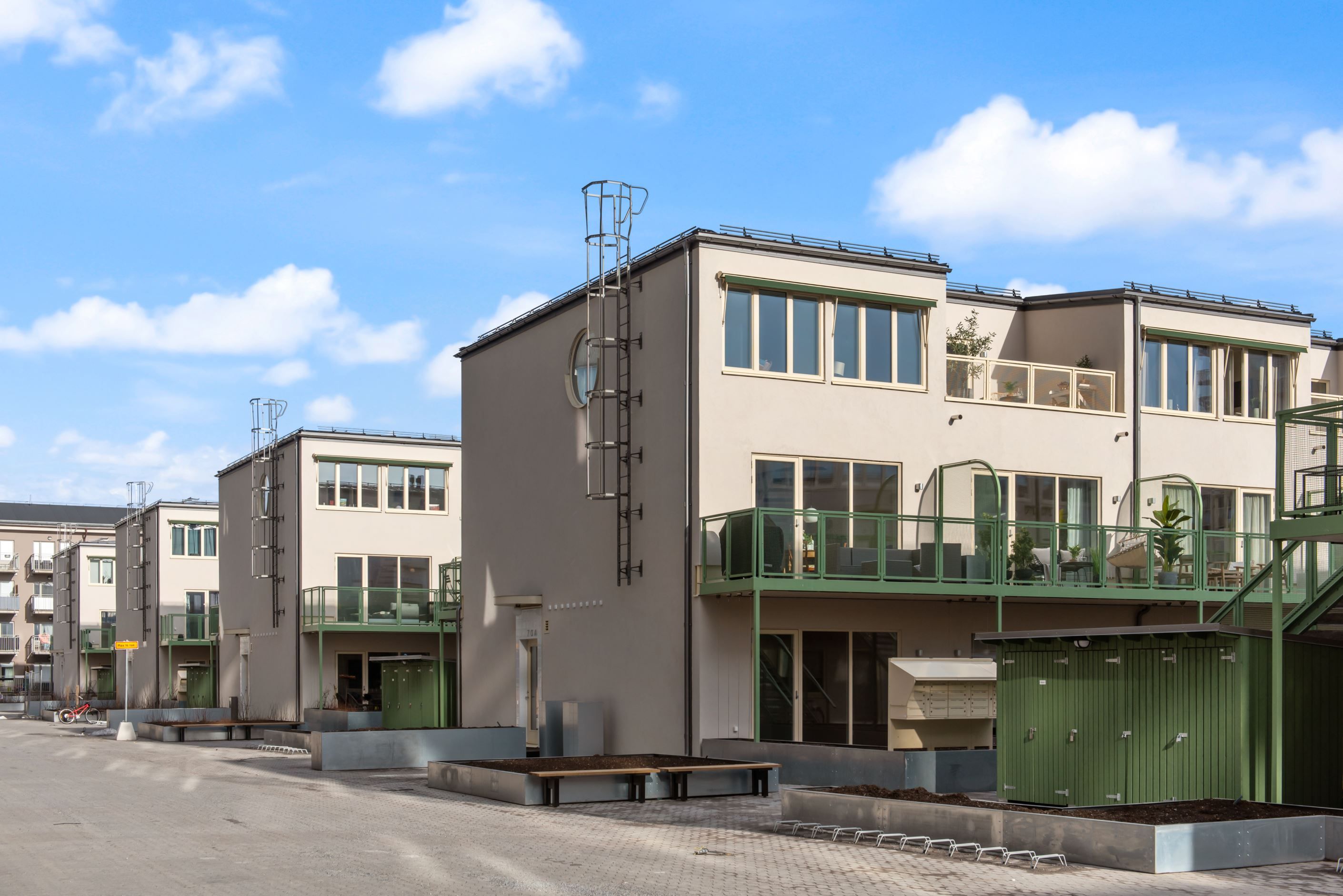 Industrikänsla, snygga linjer samt fin färgsättning.