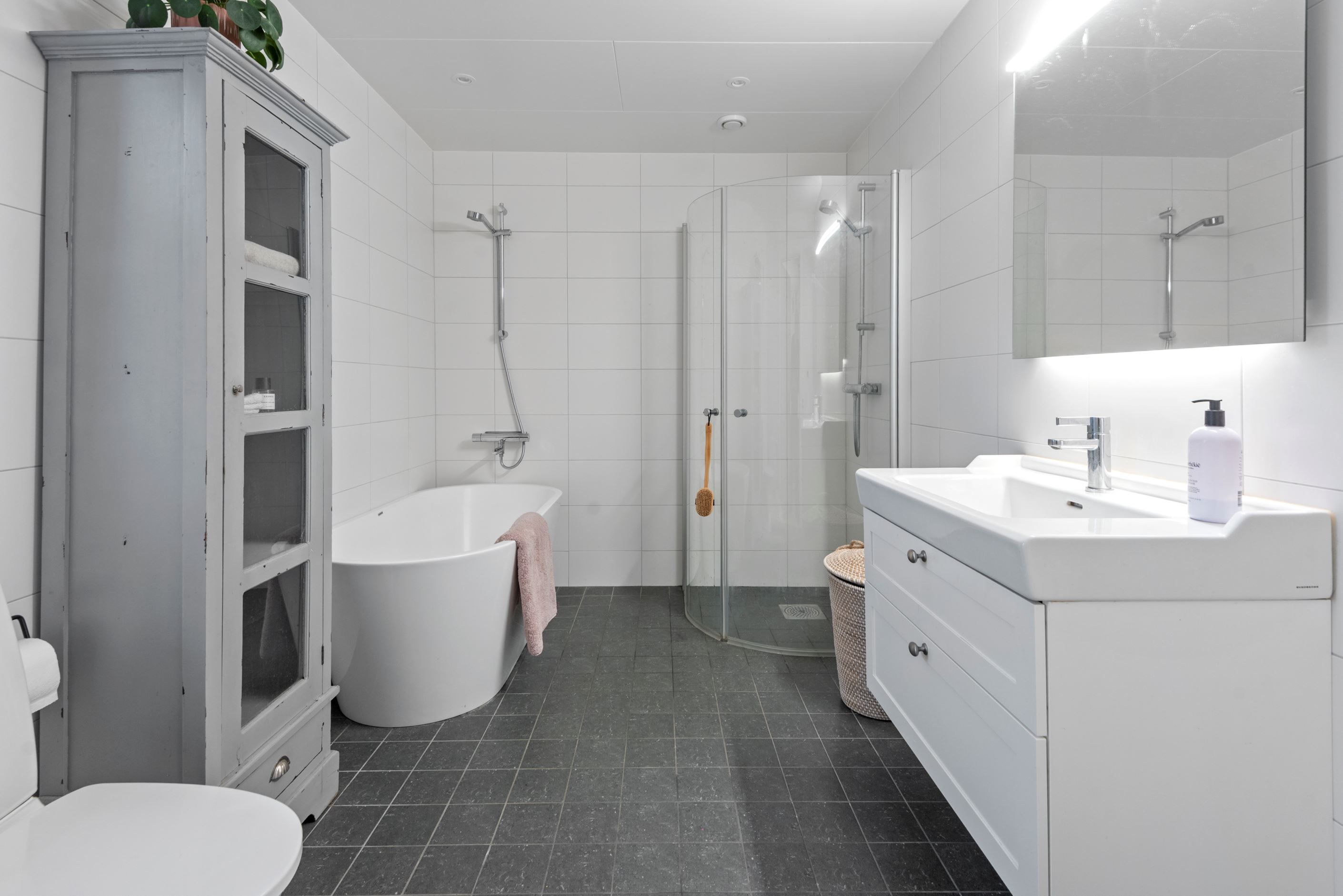 Helkaklat badrum på övre plan.