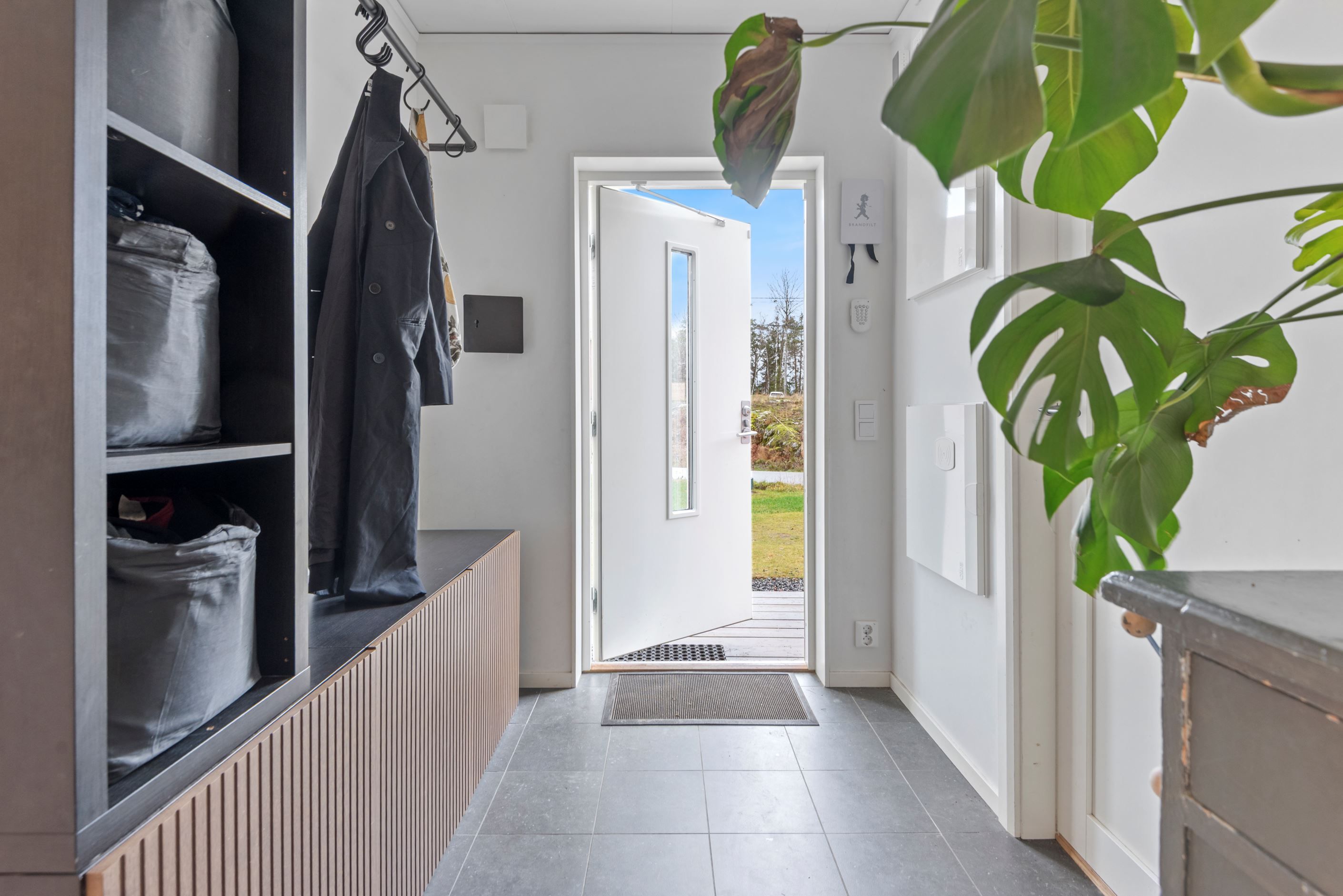 Bra hall med ingång till tvättstuga.