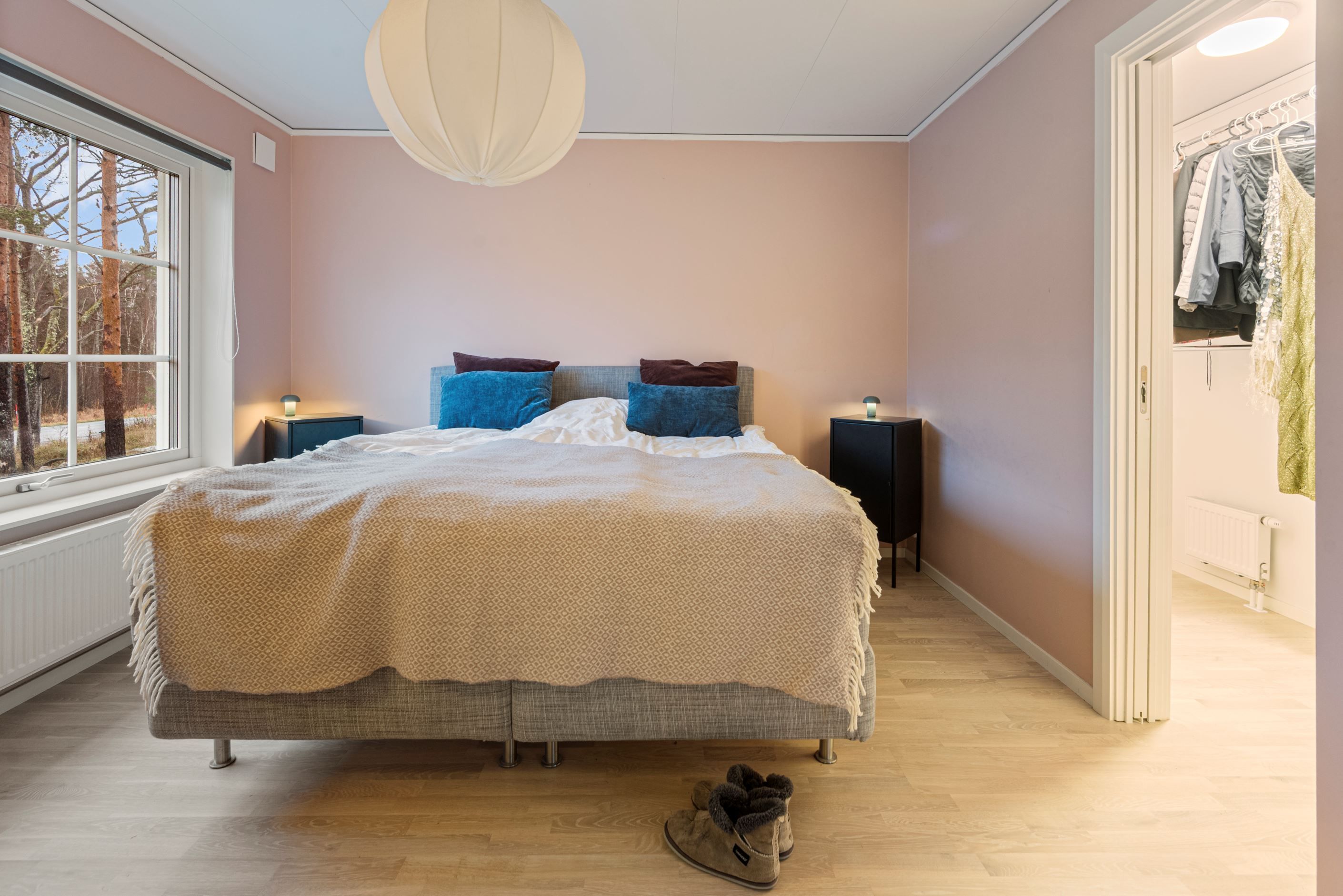 Master bedroom med egen klädkammare.