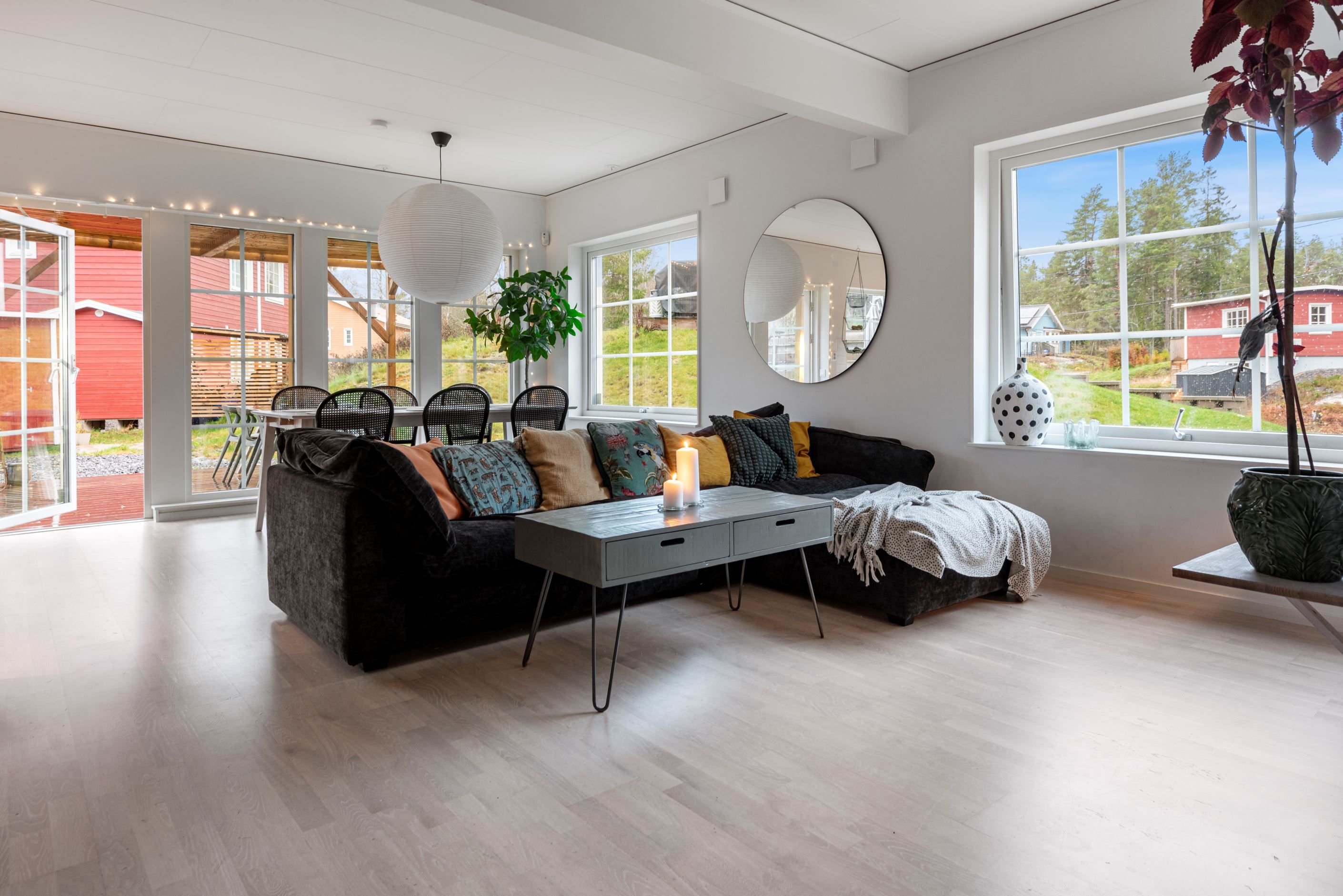 Vardagsrum, kök och matplats i öppen planlösning. Härliga fönsterpartier.