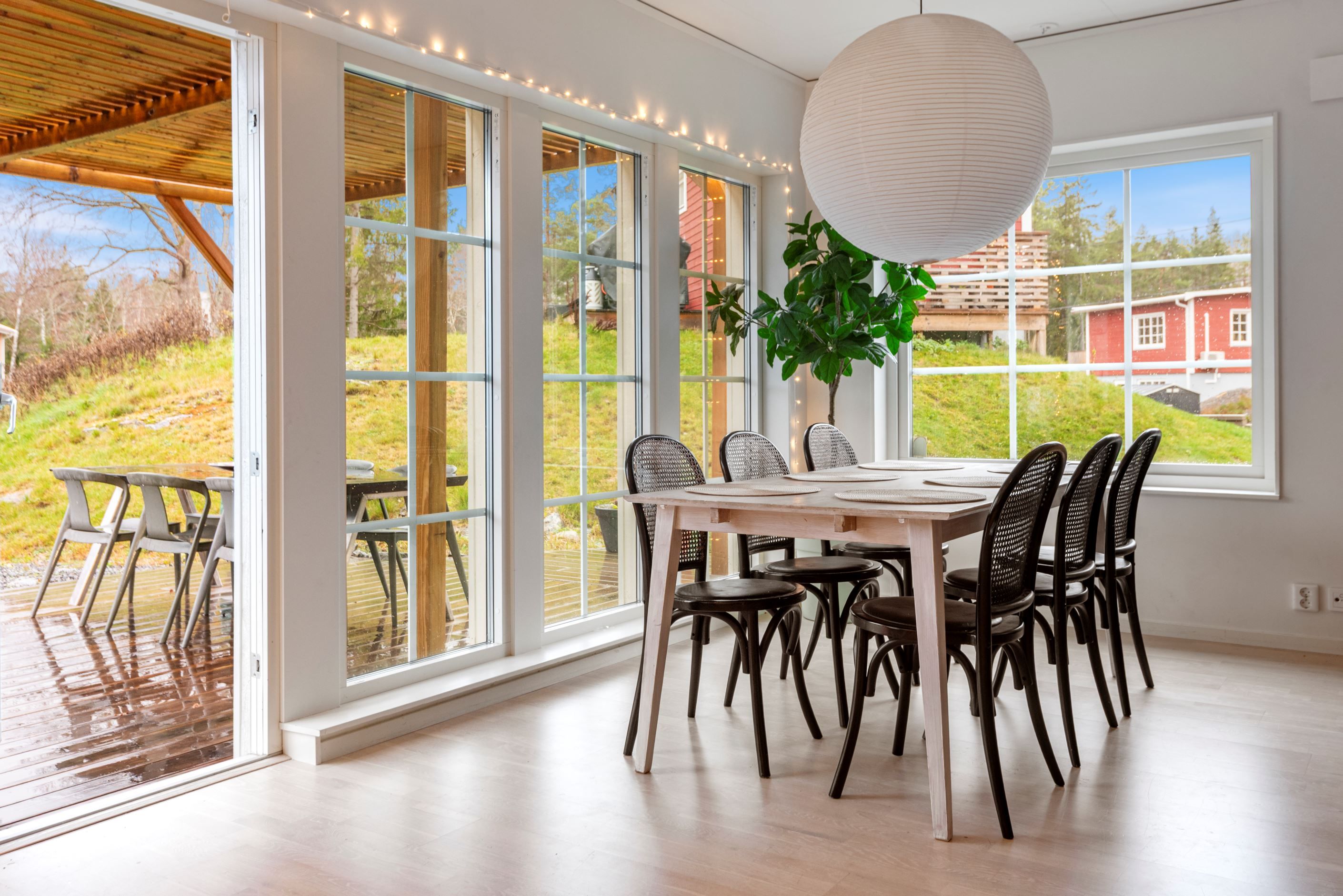 Matplats med utgång till trädgård, altan under pergola.