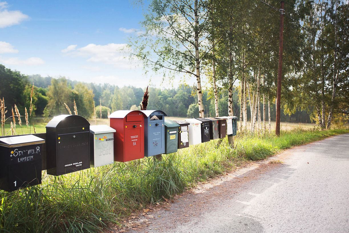 Lantliga brevlådor vid öppen ängsmark